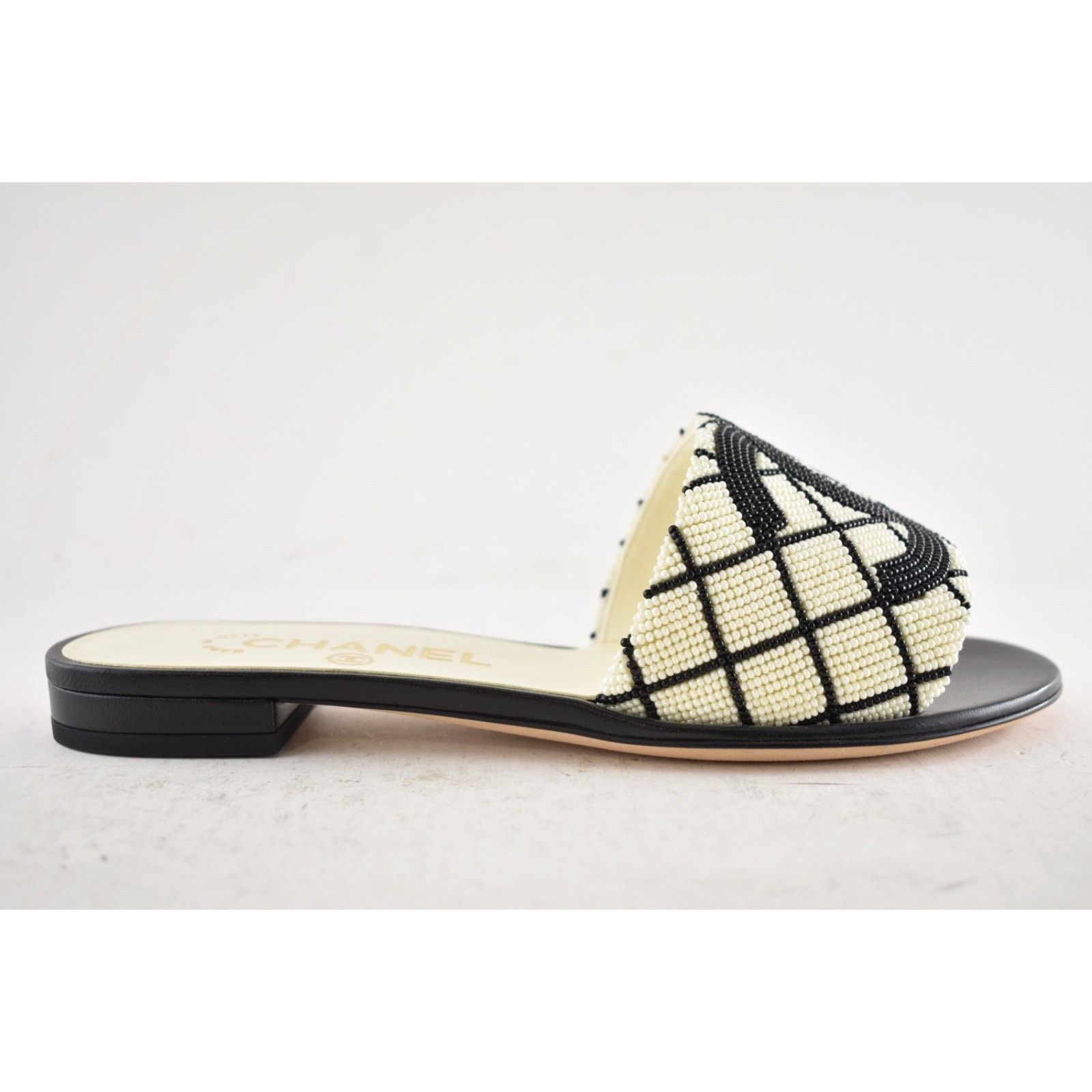 Chanel Chanel 20P Black White Pearl Embroidery CC Logo Slide Slip Size US 5 / IT 35 - 2 Thumbnail