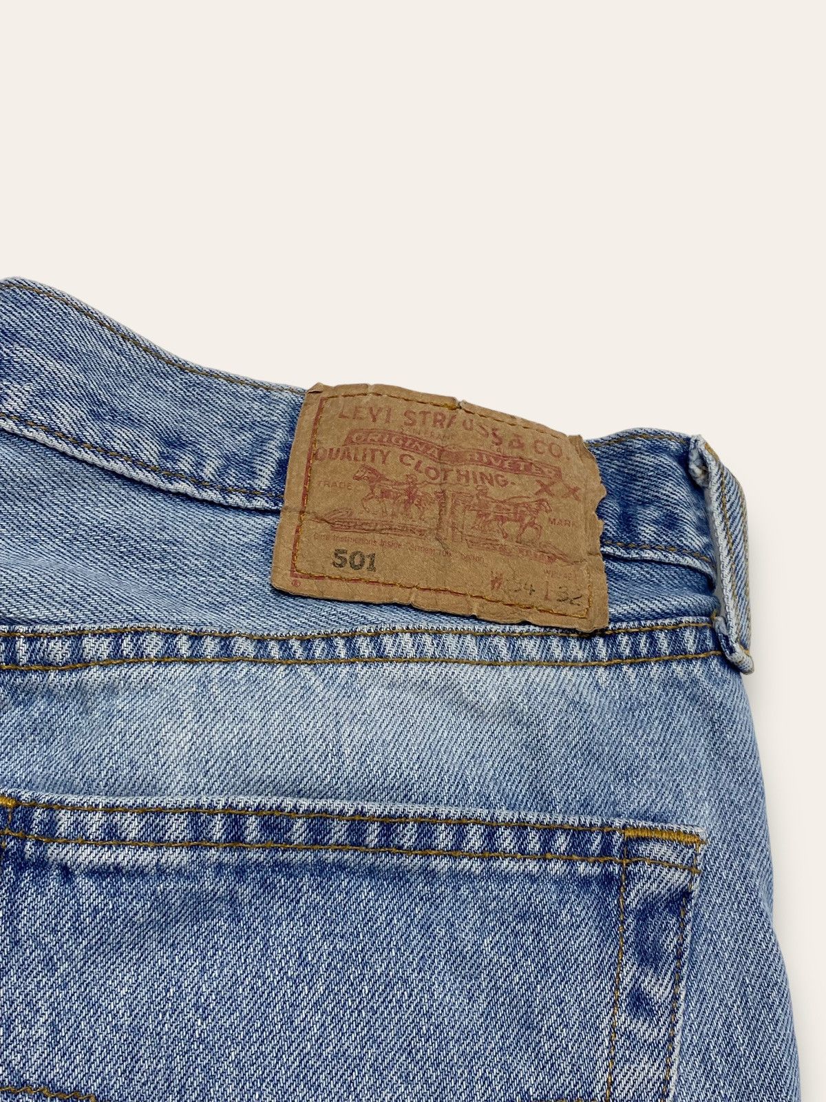 Jean 90s Vintage LEVI'S Light Wash Blue 501 Denim Jean Relax Fit Size US 32 / EU 48 - 12 Thumbnail