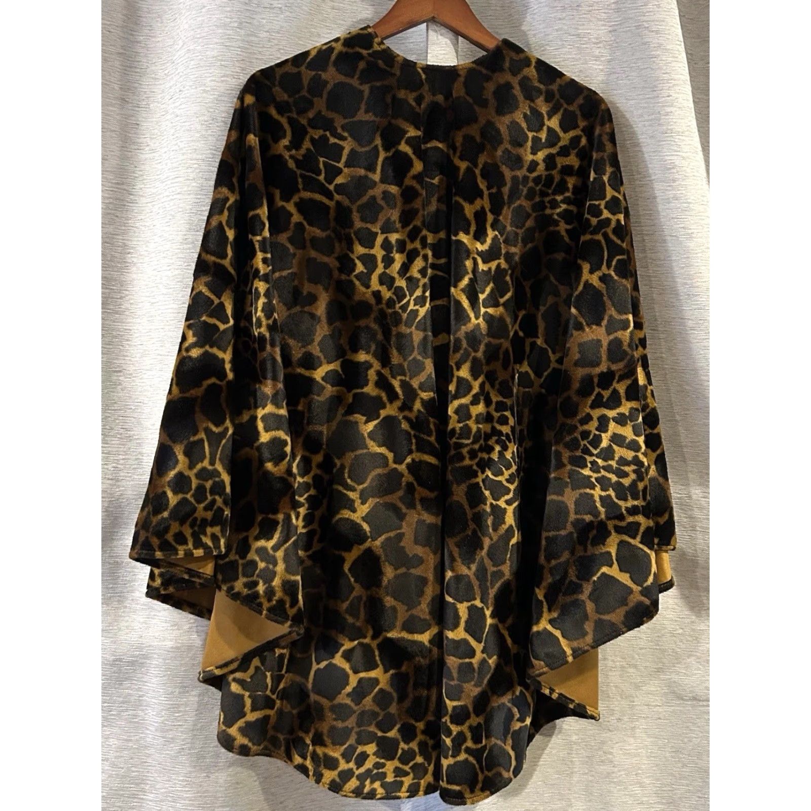 Velour VINTAGE Kathleen For Sweet Herb Velour Poncho Cape Giraffe One Size 1980s Brown Polyester Coat Eveningwear Womens Size ONE SIZE - 3 Thumbnail