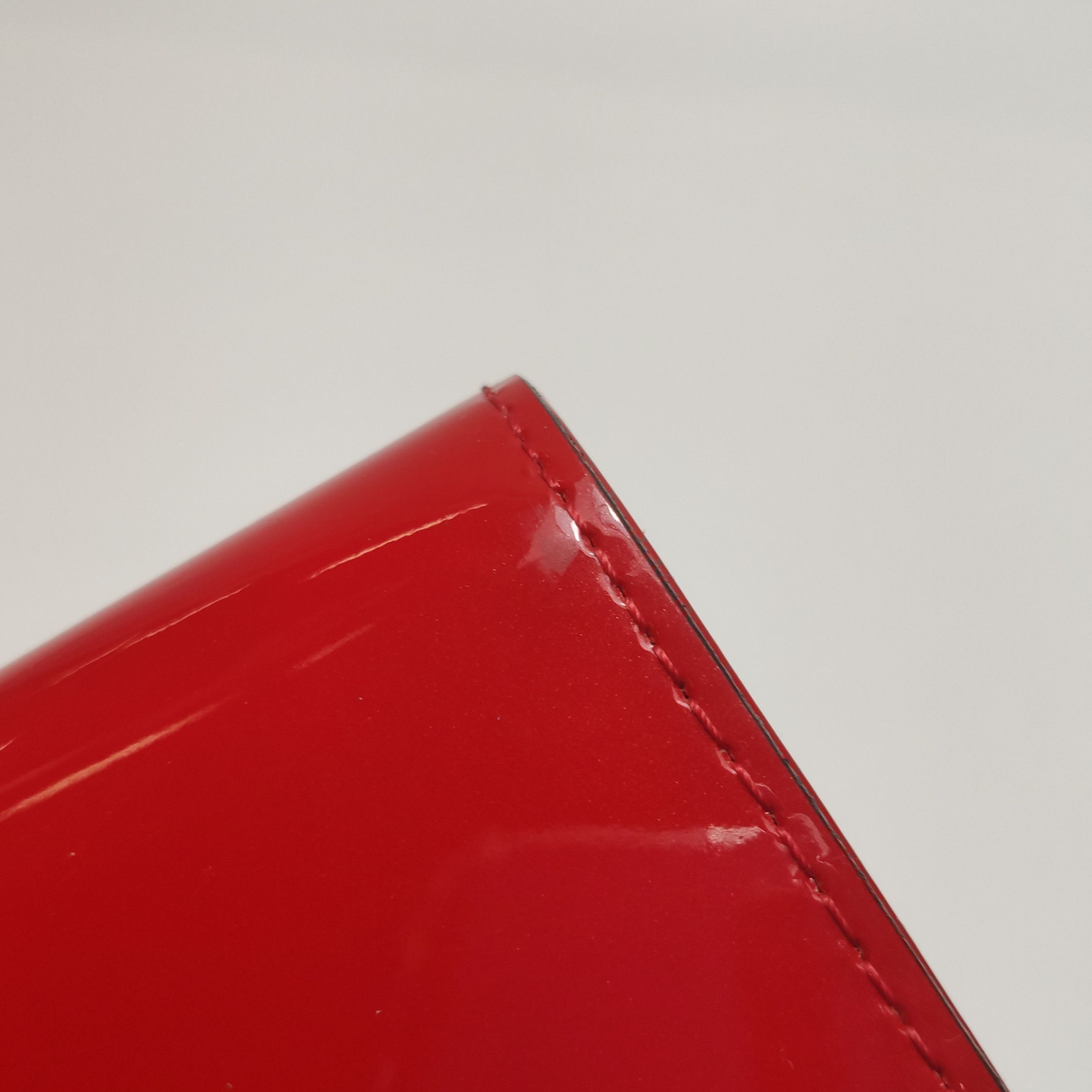 Louis Vuitton Louis Vuitton (LV) Louise Ew patent leather solid LV logo c Size ONE SIZE - 7 Thumbnail