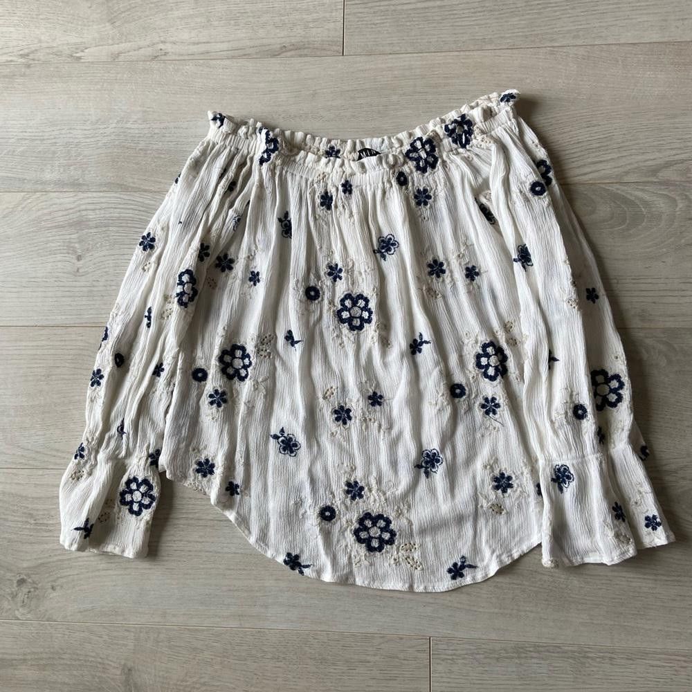 Designer Francesca's White and Blue Floral Off the Shoulders Size M / US 6-8 / IT 42-44 - 1 Thumbnail