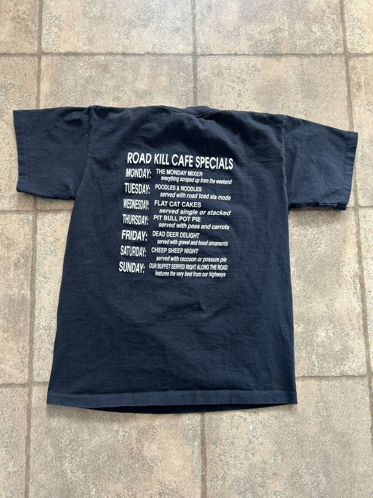 Vintage Vintage 1990s Alaskan Road Kill Cafe parody tshirt Size US M / EU 48-50 / 2 - 4 Thumbnail