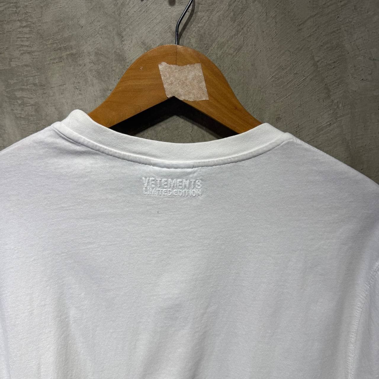 Vetements Vetements “Love Is…” Tee Size US L / EU 52-54 / 3 - 6 Thumbnail