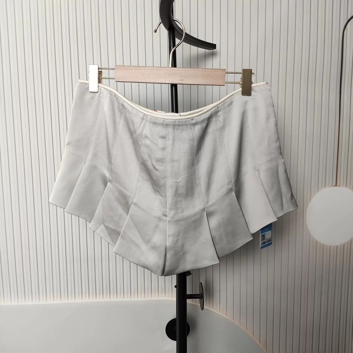 Chanel Chanel Women's Silk Gray Pleated Shorts Size 27" / US 4 / IT 40 - 2 Thumbnail
