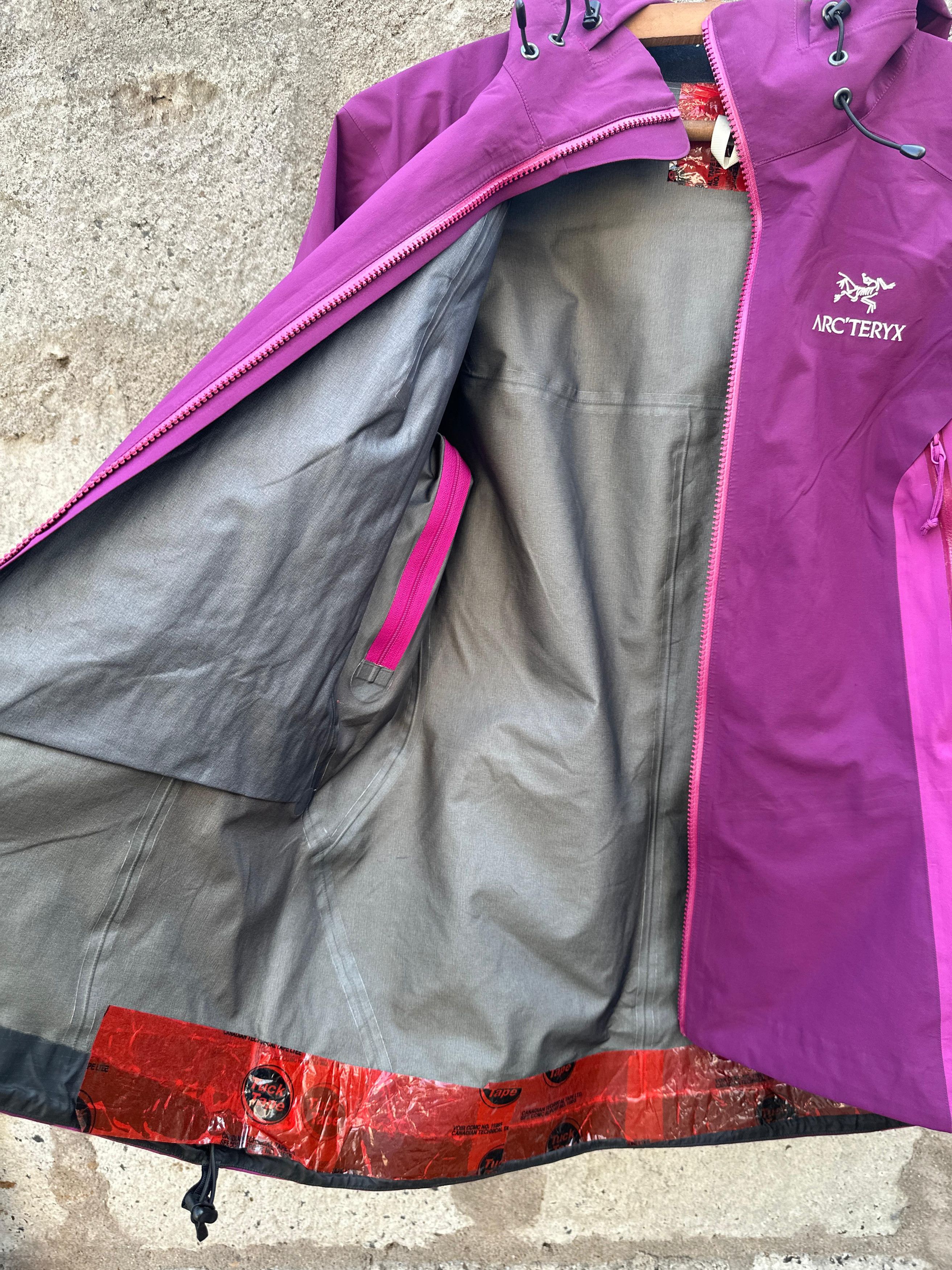 Arc'teryx Arc'teryx Women's GORE-TEX Hard Shell Jacket (Beta AR) Size US L / EU 52-54 / 3 - 13 Thumbnail