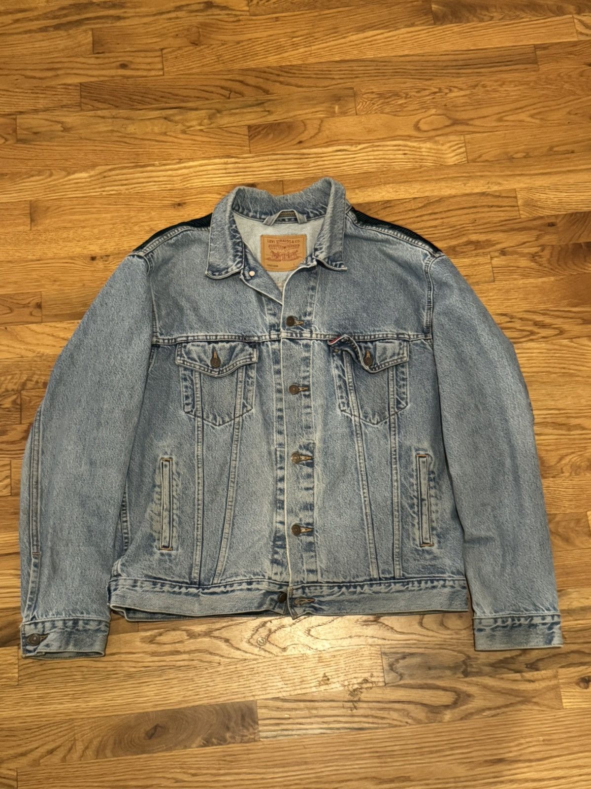 Levi's Vintage Custom Embroidered Levi's Denim Jacket '90s Size US L / EU 52-54 / 3 - 1 Thumbnail
