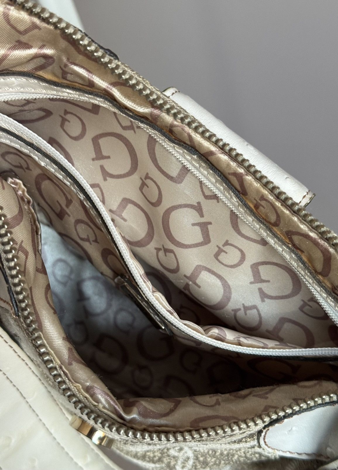 Guess Vintage Guess Y2K Cream Baguette Ostrich Effect Shoulder Bag Size ONE SIZE - 17 Thumbnail