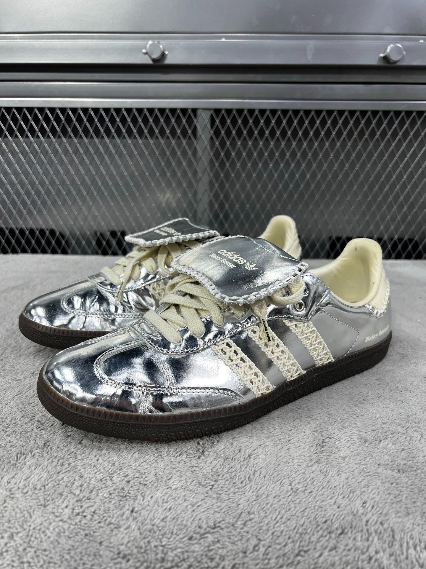 Adidas Adidas Silver Lowtop Sneakers 44 Men Size US 10.5 / EU 43-44 - 1 Thumbnail