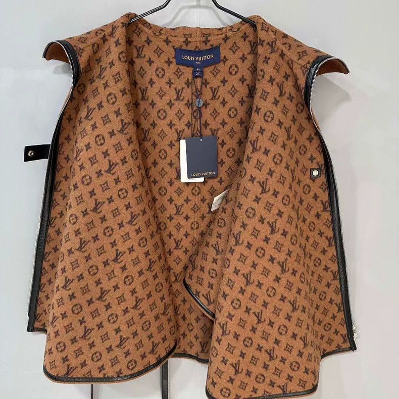 Louis Vuitton Louis Vuitton Cloak coat with full print inside coat Size S / US 4 / IT 40 - 3 Thumbnail