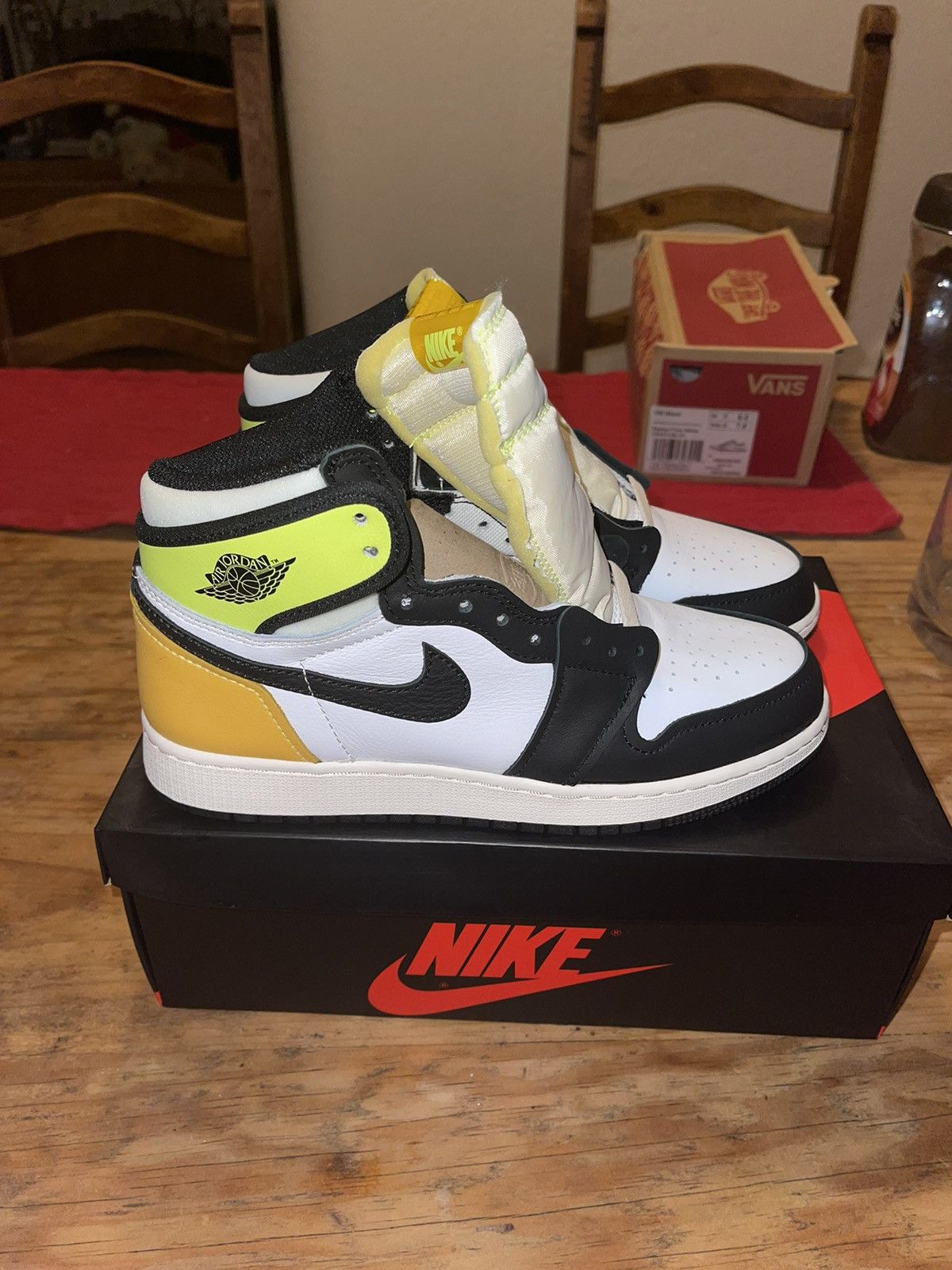 Jordan Brand Jordan 1 Volt Size 6Y Size US 7.5 / IT 37.5 - 1 Thumbnail