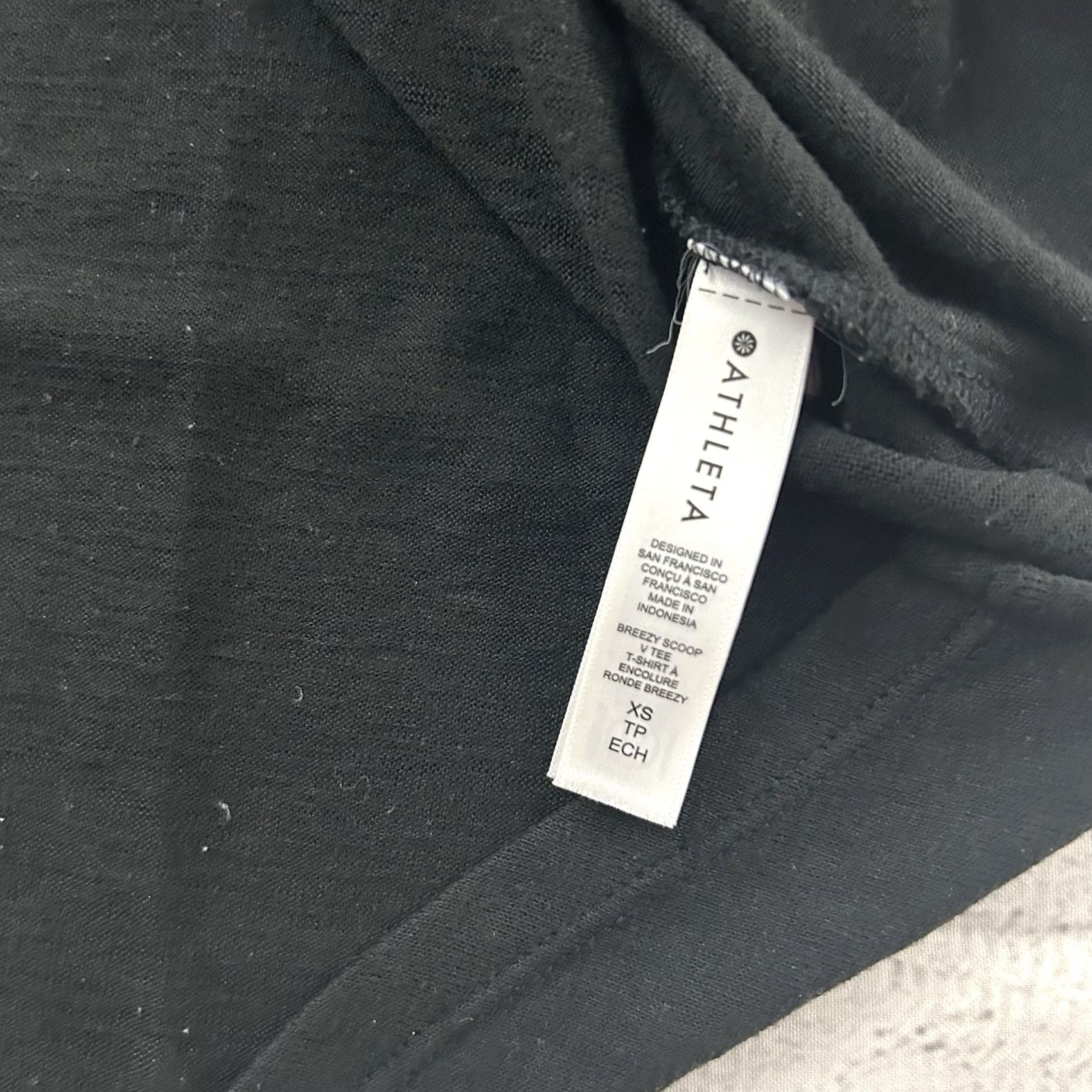 Athleta Athleta V Tee Short Sleeve Top Women's XS Black Breezy Scoop V Tee Top XS Black Athleta Women Short Sleeve Shirt Size XS / US 0-2 / IT 36-38 - 6 Thumbnail