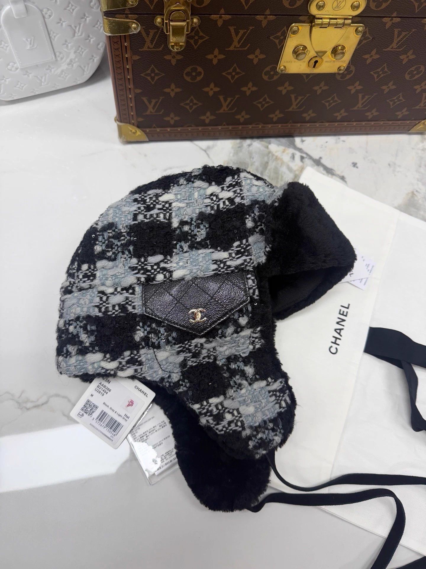 Chanel Chanel 25N Black & White Tweed Ushanka Hat M Size ONE SIZE - 1 Thumbnail