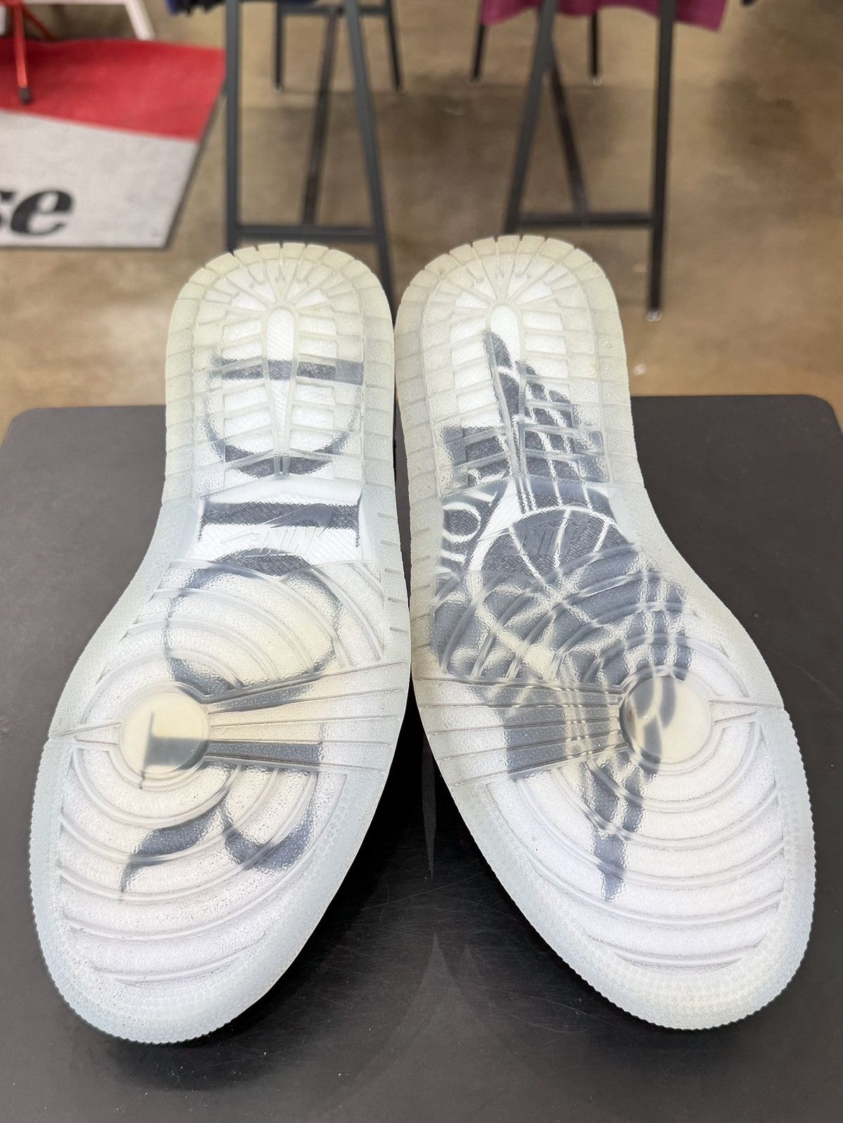 Dior × Jordan Brand Air Jordan 1 Low Dior Size 9 (2020) Size US 9 / EU 42 - 9 Thumbnail