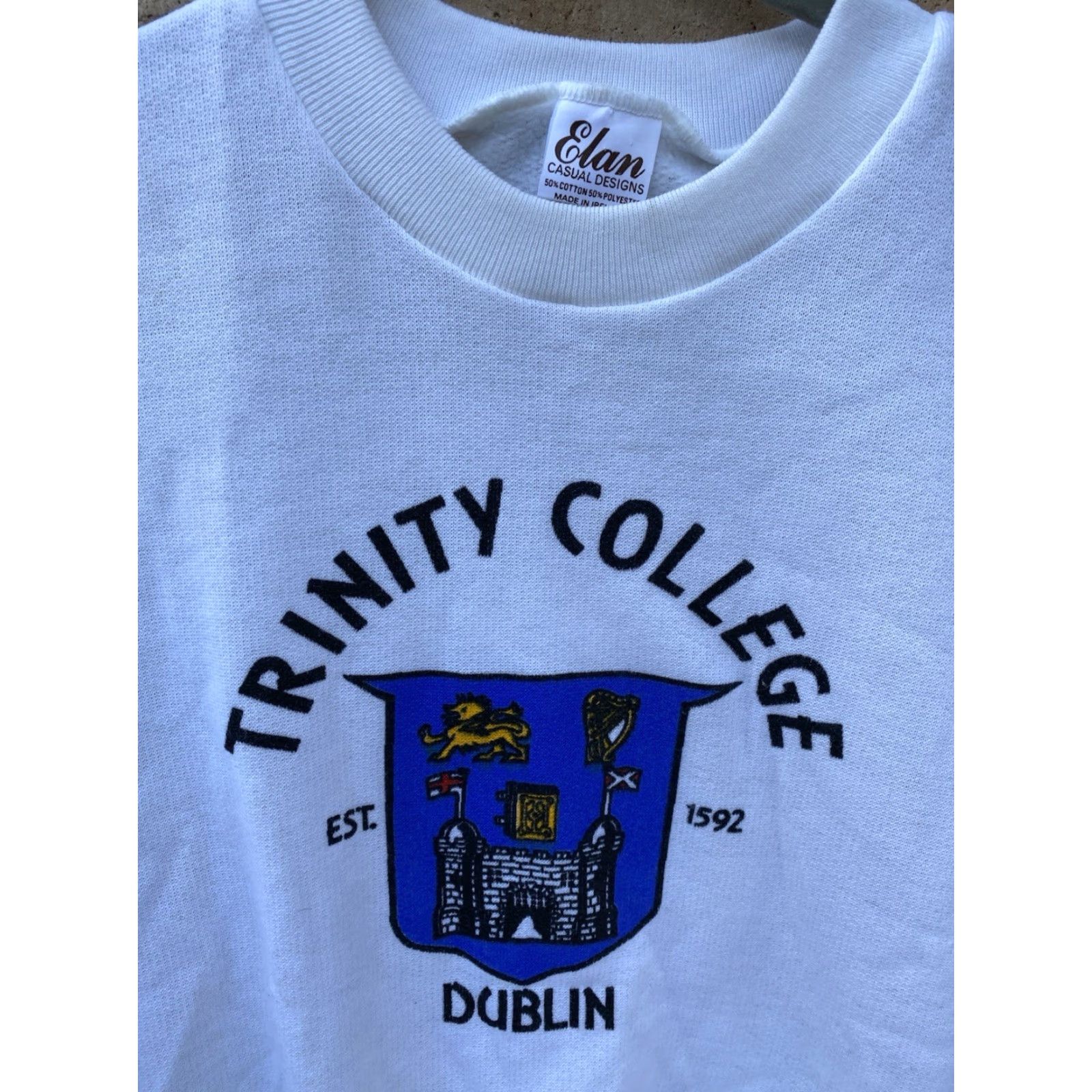 Vintage VINTAGE Elan Casual Designs Trinity College Dublin Sweatshirt Crew Neck Long Sleeve White 50/50 Cotton Polyester Men L Ireland Graphic Print Size US L / EU 52-54 / 3 - 4 Thumbnail