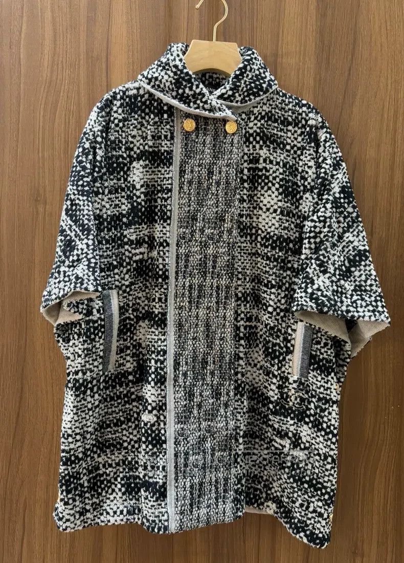 Chanel Chanel Black and white plaid cloak jacket Size XS / US 0-2 / IT 36-38 - 1 Thumbnail