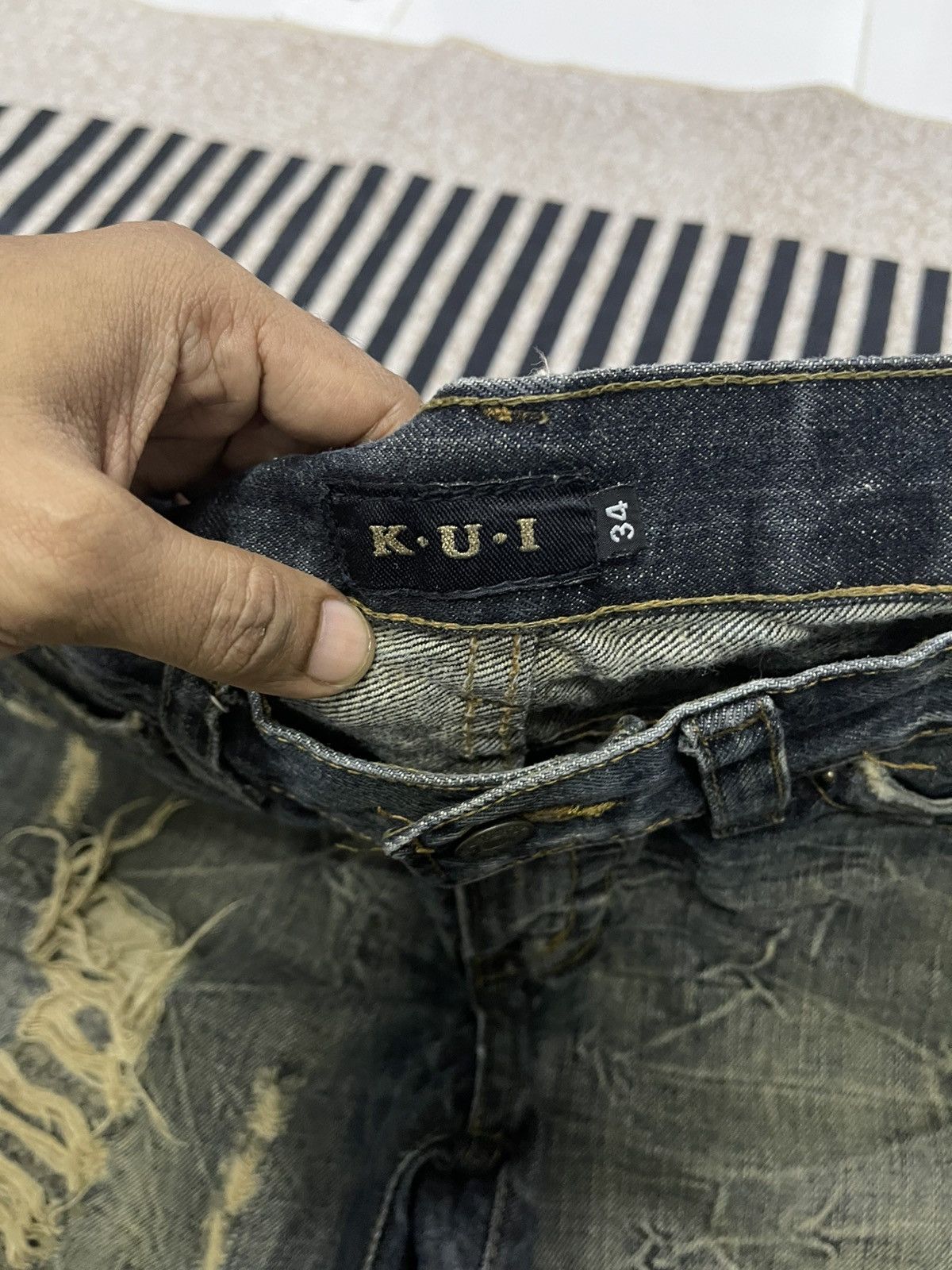 Japanese Brand 2000s KUI WASHABLE DISTRESSED JEANS RARE DESIGN Size US 33 - 8 Thumbnail
