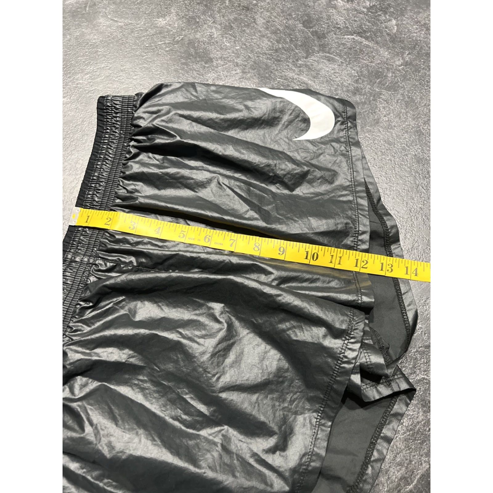 Nike Nike Women Shorts Swoosh Run Running L Black White Standard Fit Activewear Running Adjustable Waist 3.5in Inseam Womens Size 36" / US 14 / IT 50 - 5 Thumbnail