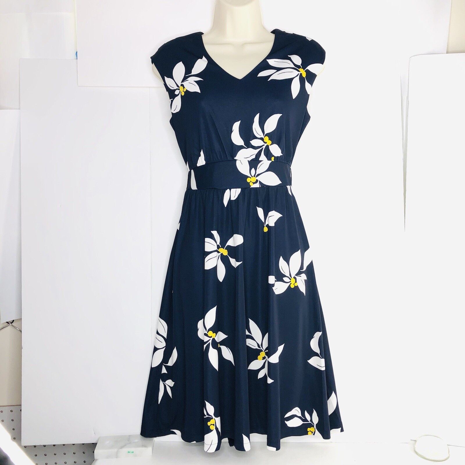 Ann Taylor Ann Taylor Womens Navy Leaves Jersey Knee Dress Size 0P Tie Size XS / US 0-2 / IT 36-38 - 2 Thumbnail