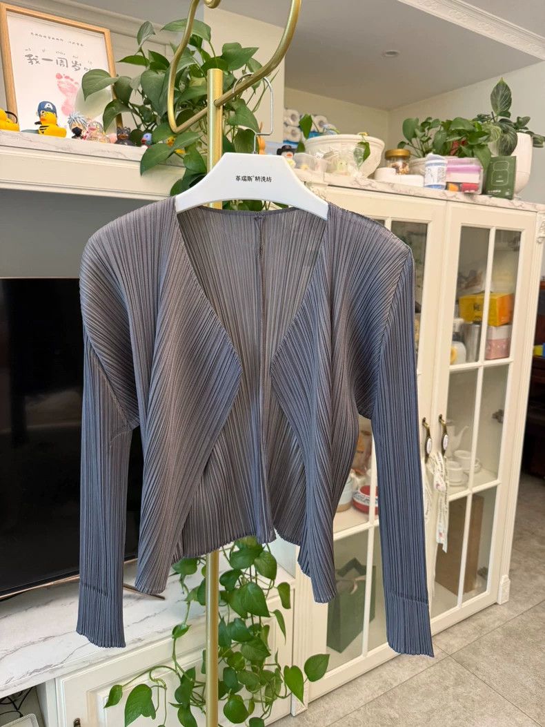 Issey Miyake Issey Miyake size:3 A dark grey pleated cardigan Size XS / US 0-2 / IT 36-38 - 1 Thumbnail