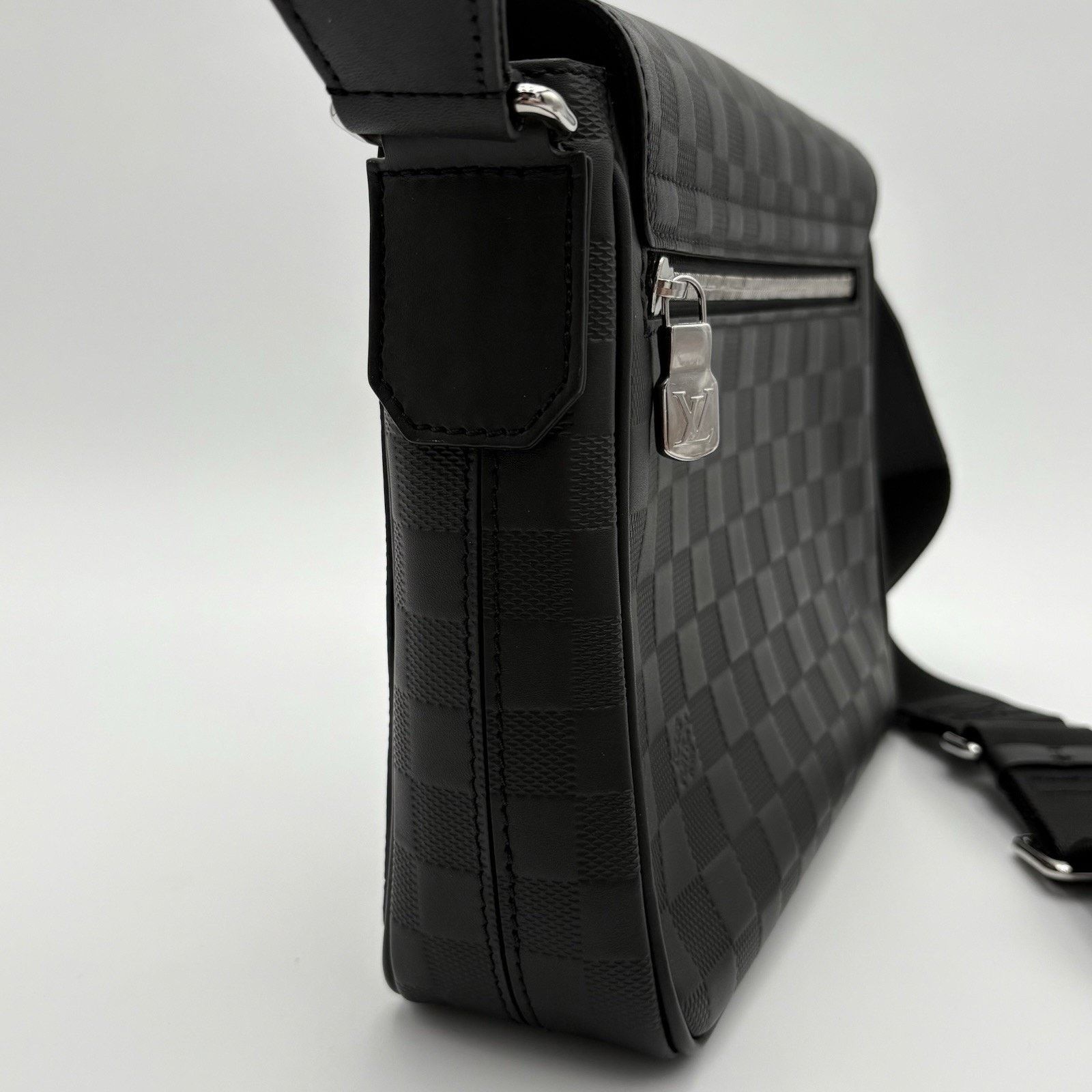 Louis Vuitton Louis Vuitton District PM Infini Messenger Bag | PRISTINE! Size ONE SIZE - 5 Thumbnail