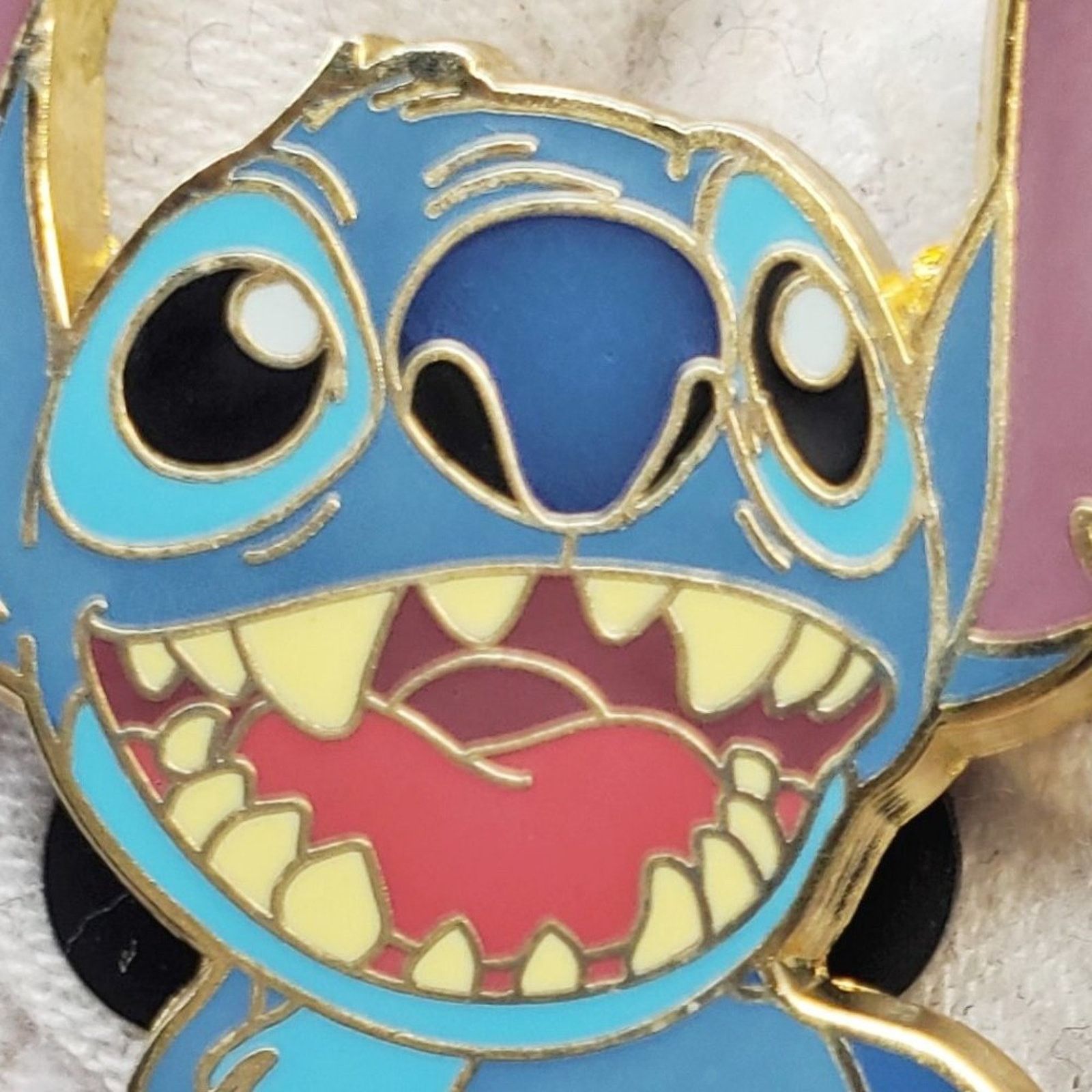 Disney Disney Lilo & Stitch Sitting 2008 Enamel Pin Size ONE SIZE - 2 Thumbnail