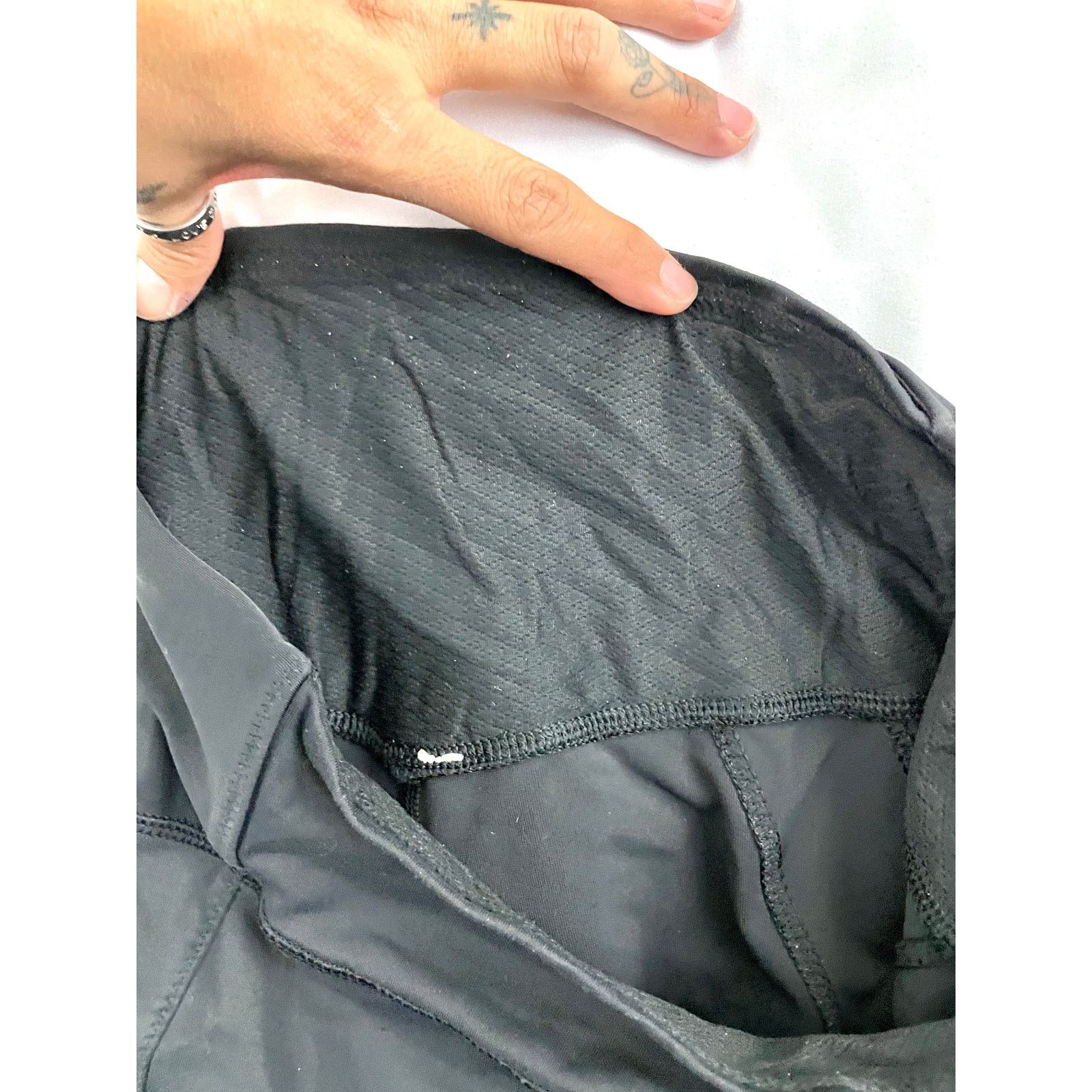 Lululemon Lululemon Black Capri Leggings Womens Sz 6 Dual Back Pockets Size 28" / US 6 / IT 42 - 10 Thumbnail