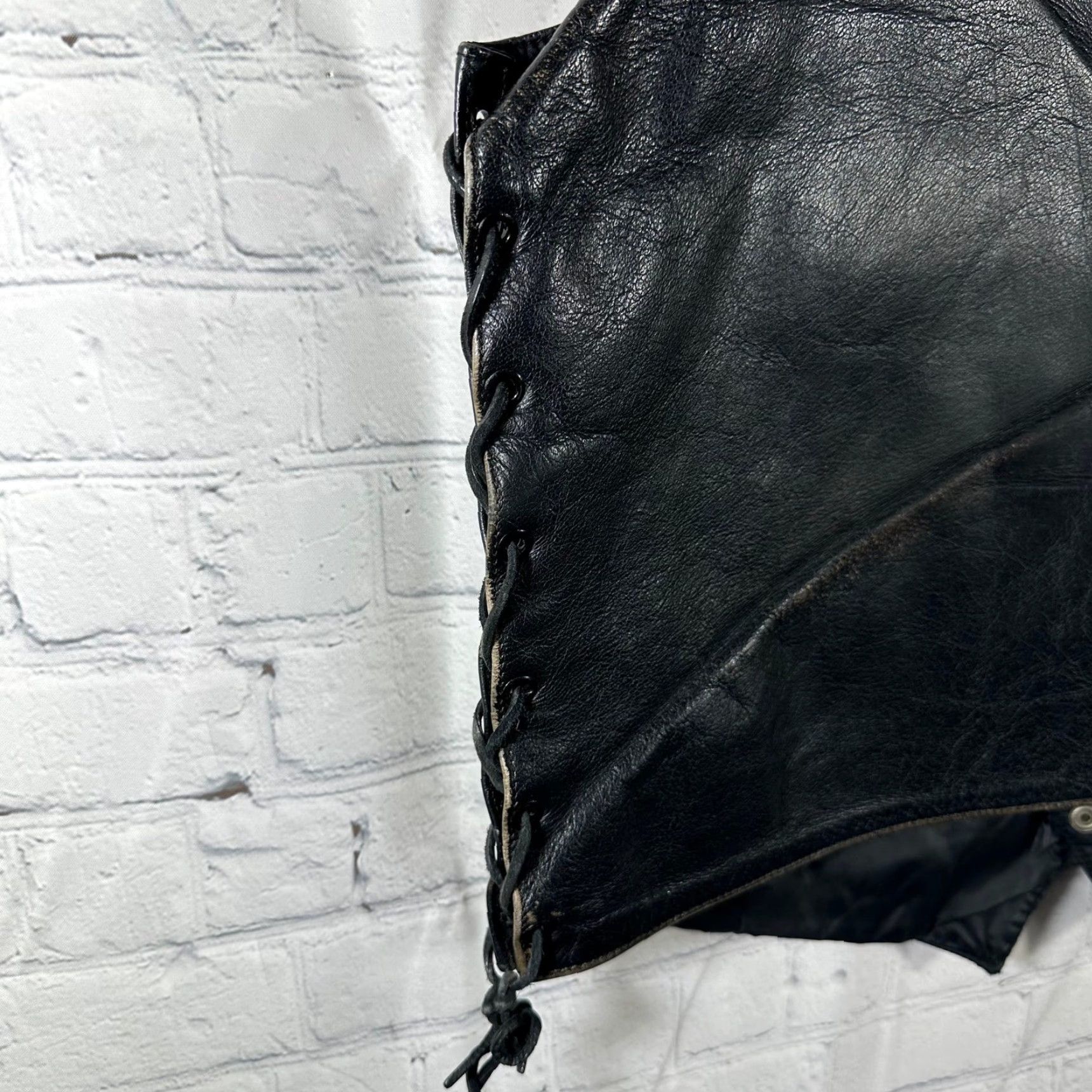 Vintage VINTAGE Wilsons Leather Biker Vest Black Embossed Eagle Side Lace Up Snap Front XL Mens Vest Size US XL / EU 56 / 4 - 2 Thumbnail