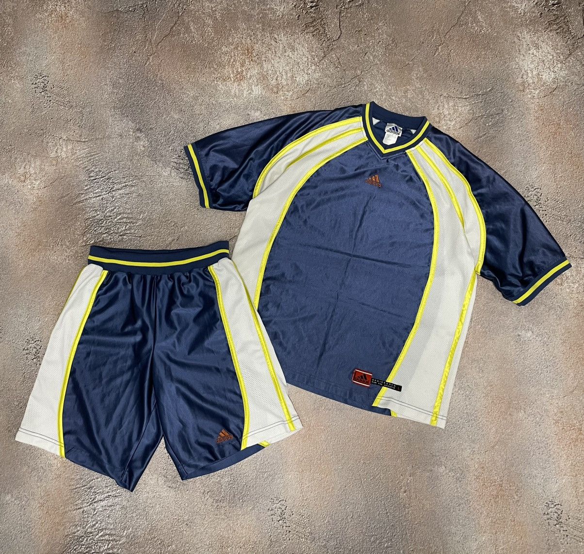 Adidas Vintage Adidas Center Logo Shorts T-Shirt Boxy Tracksuit Set Size US L / EU 52-54 / 3 - 1 Thumbnail