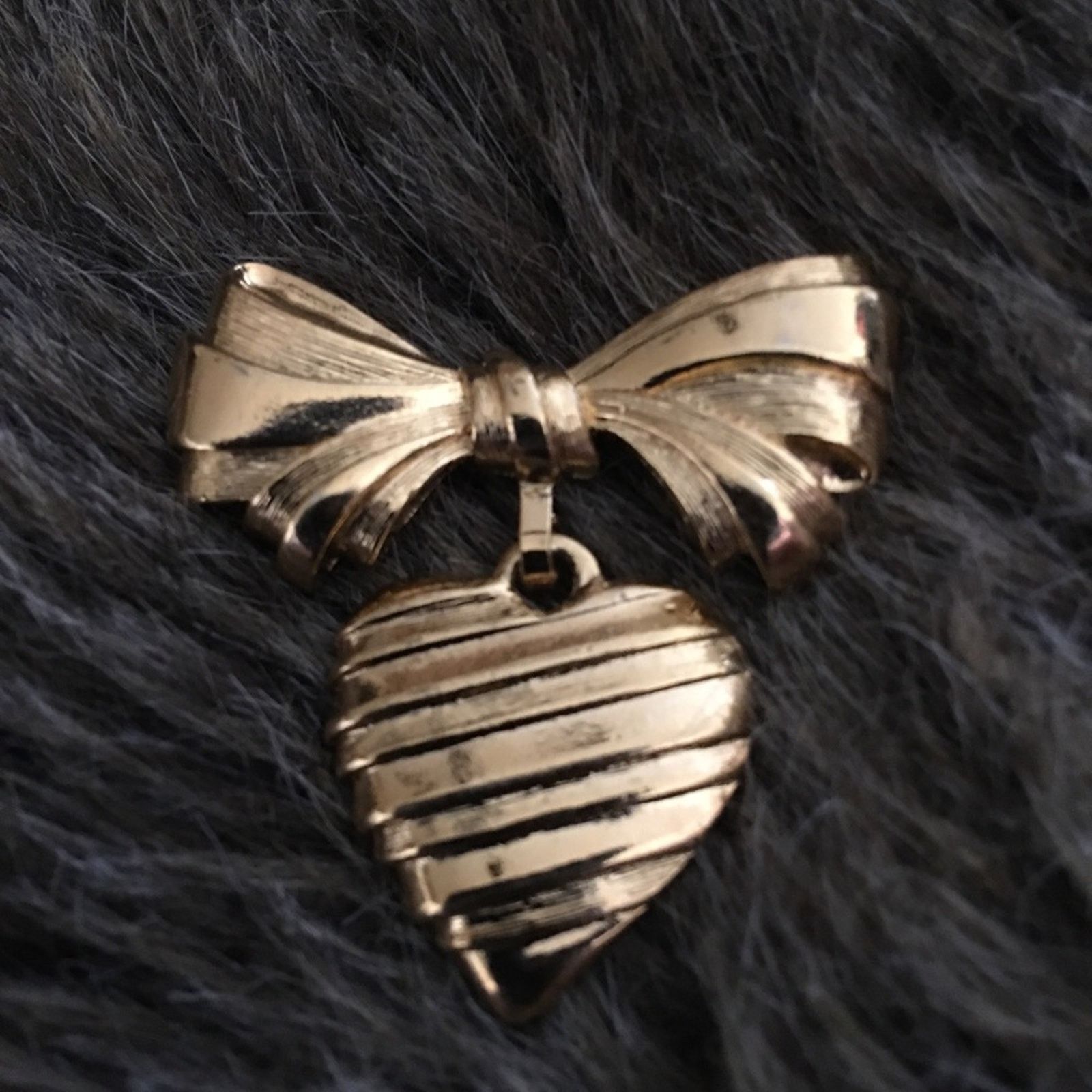 Vintage Vintage 80s Avon gold tone heart bow brooch pin Size ONE SIZE - 1 Thumbnail