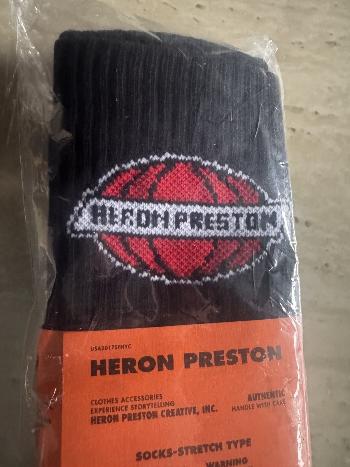 Heron Preston Heron Preston Globe Logo Crew Socks in Black (MEDIUM) Size ONE SIZE - 3 Thumbnail