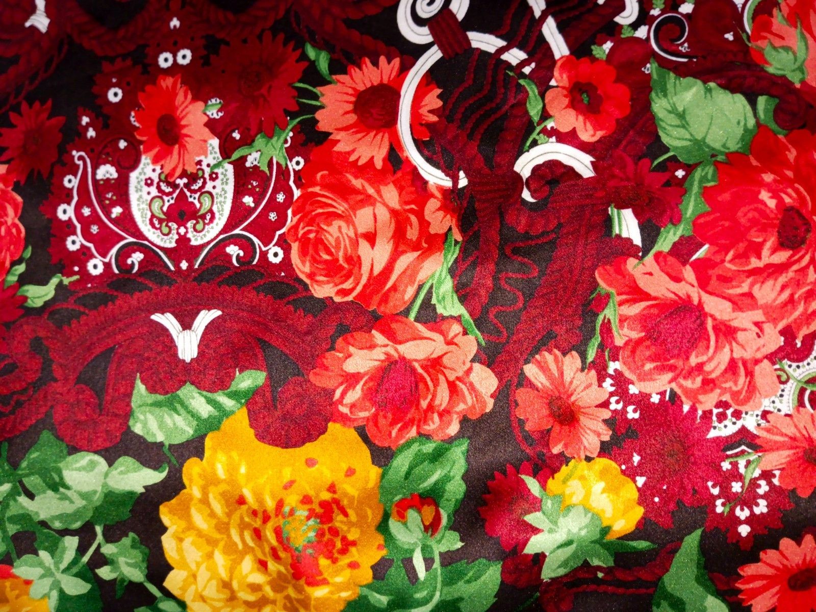 Gianfranco Ferre GIANFRANCO FERRE ITALY Red Roses Floral Silk Scarf Size ONE SIZE - 4 Thumbnail