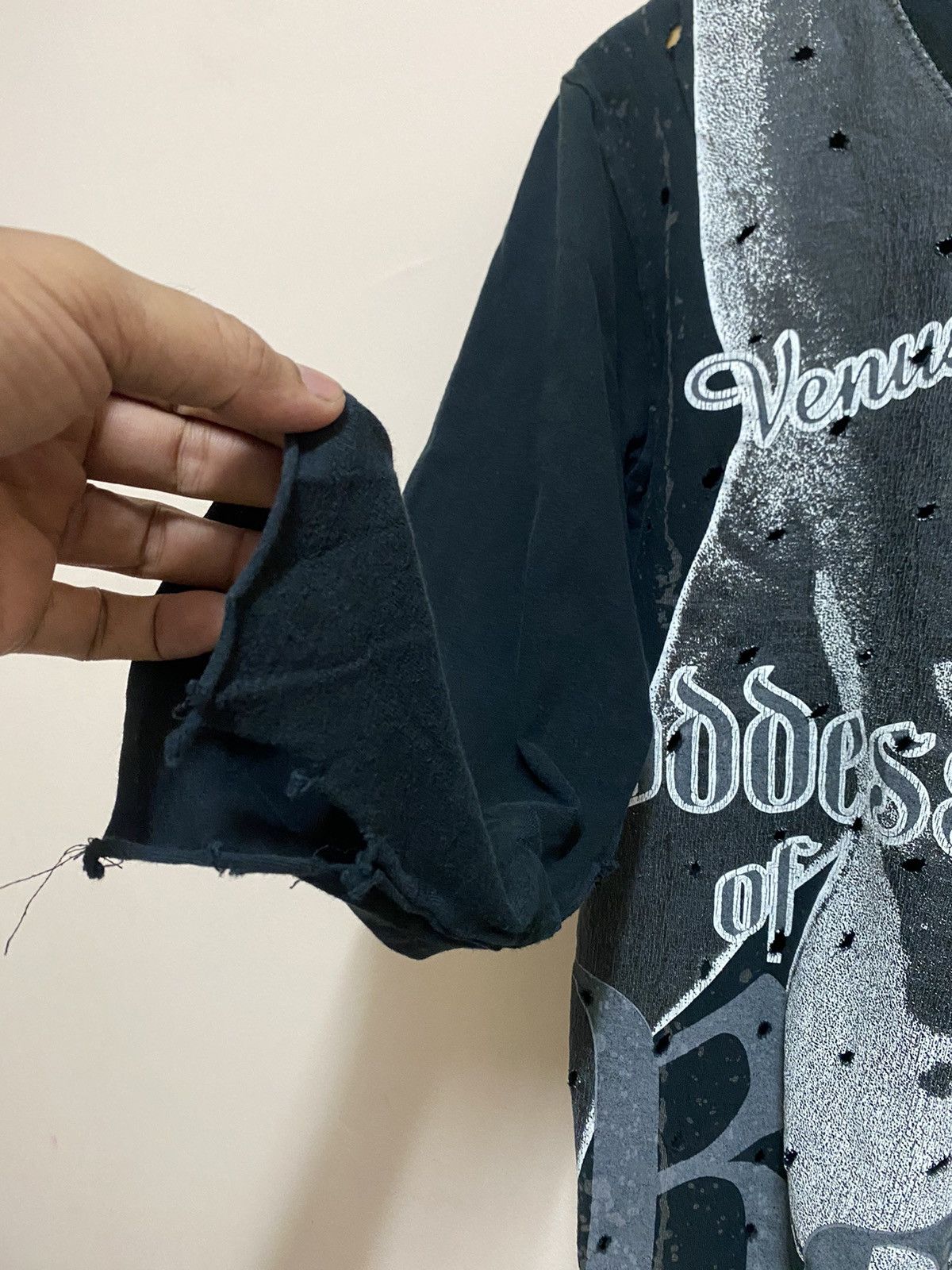 Seditionaries Modish Gaze Venus of Rock Distressed Longsleeve Vneck Tshirt Size US M / EU 48-50 / 2 - 5 Thumbnail