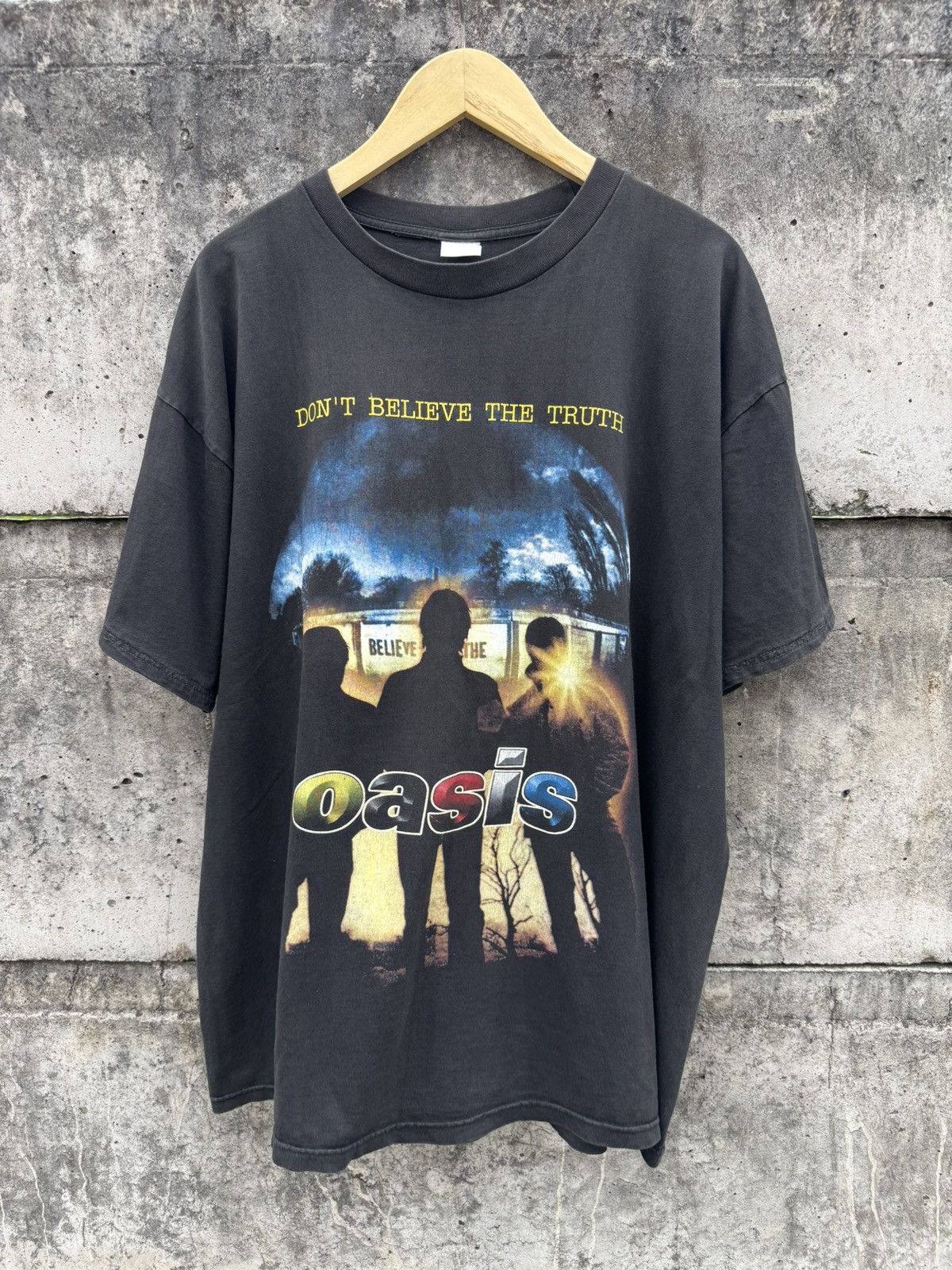 Band Tees Vintage Oasis Don’t Believe truth Tshirt Size US XL / EU 56 / 4 - 1 Thumbnail
