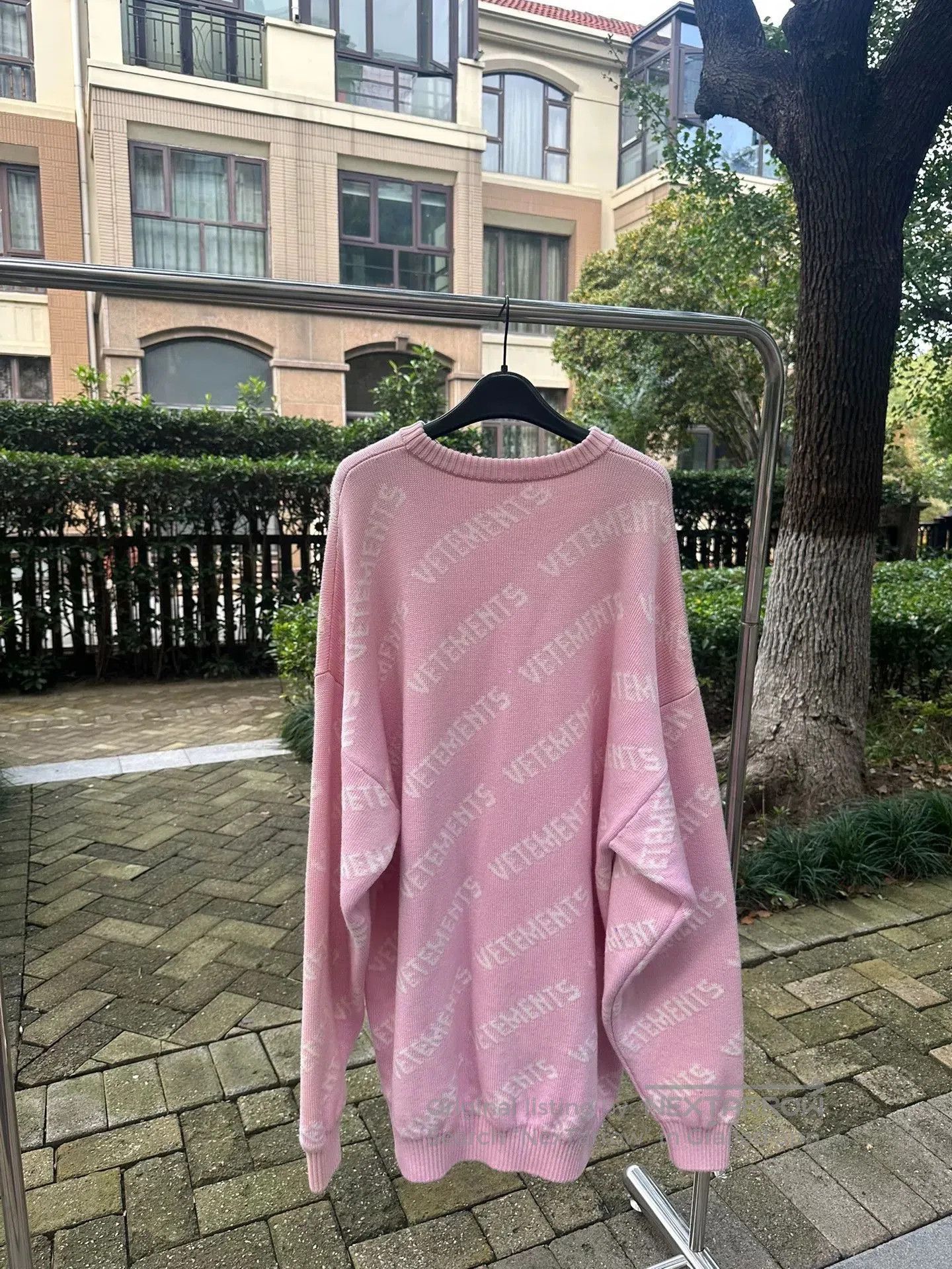 Vetements Vetements Pink Logo Sweater. Size L / US 10 / IT 46 - 2 Thumbnail