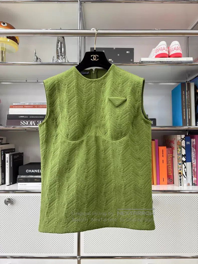 Prada Prada Green show triangle mark knitted vest Size XS / US 0-2 / IT 36-38 - 1 Thumbnail