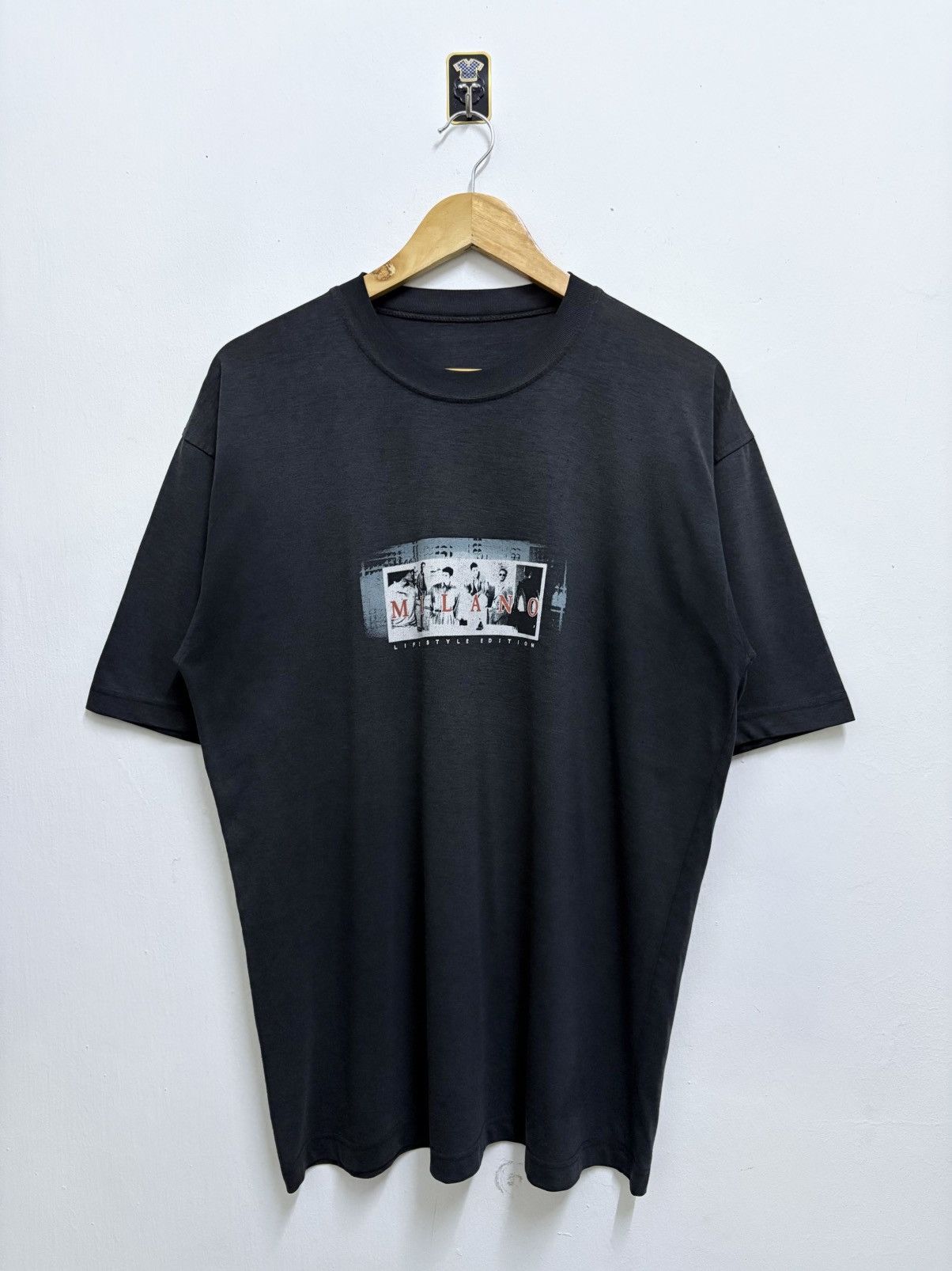 Vintage Vintage 90's Milano Lifestyle / Luxury / Fashion T-Shirt Size US L / EU 52-54 / 3 - 1 Thumbnail