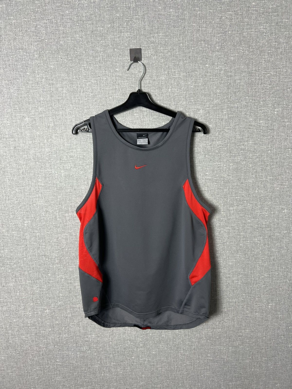 Nike Vintage Nike Center Embroidered Logo Sphere Dry Tank Top Size US M / EU 48-50 / 2 - 1 Thumbnail