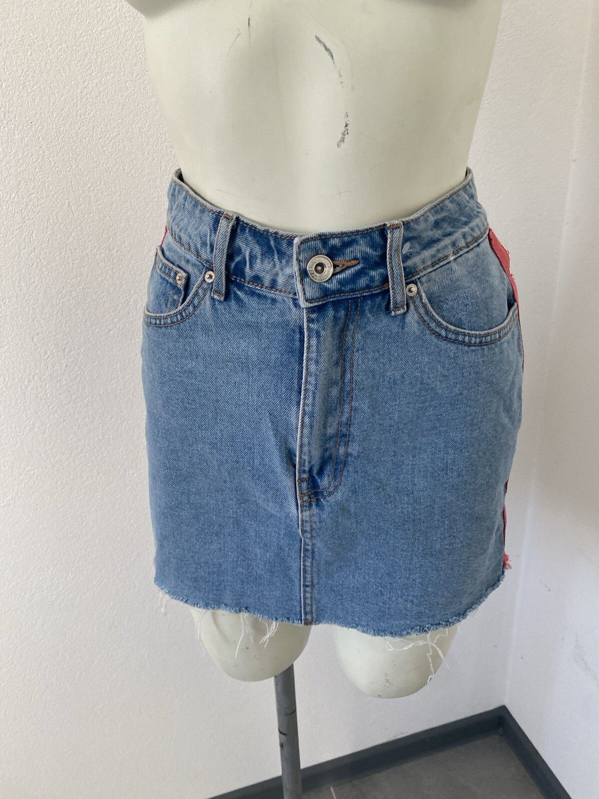 Other Zara Mini Denim Skirt Distressed Size M Blue I25 Size 32" / US 10 / IT 46 - 1 Thumbnail