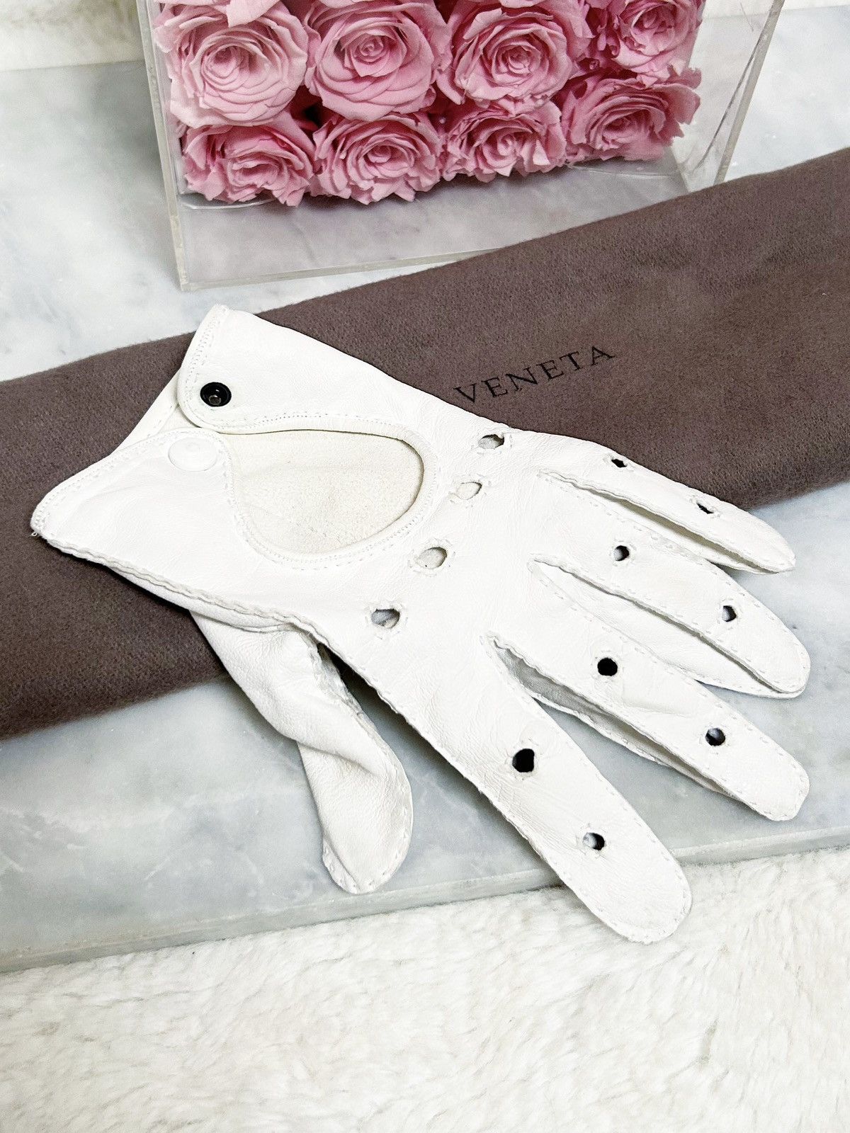 Bottega Veneta Authentic Bottega Veneta White Lambskin Driving Gloves Size ONE SIZE - 2 Thumbnail