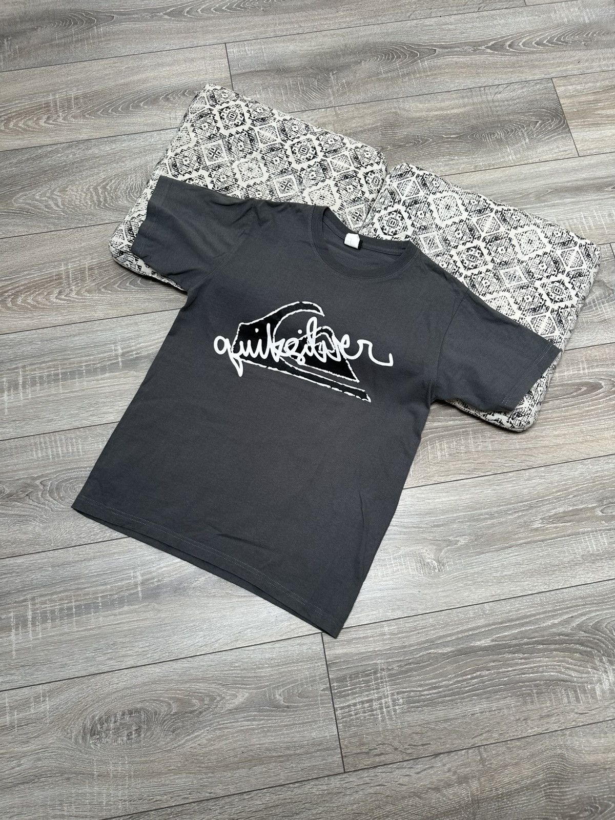 Quiksilver Vintage Quiksilver Big Logo 90s Surf Style Tee Shirt Size US M / EU 48-50 / 2 - 1 Thumbnail