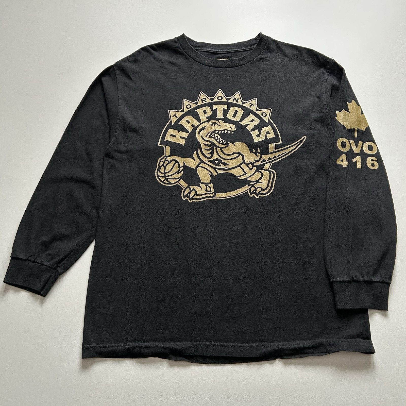 【October's Very Own】OVO ポケット 刺しゅうＴシャツ SCRIPT Script Pocket T-Shirt - White | October's Very Own