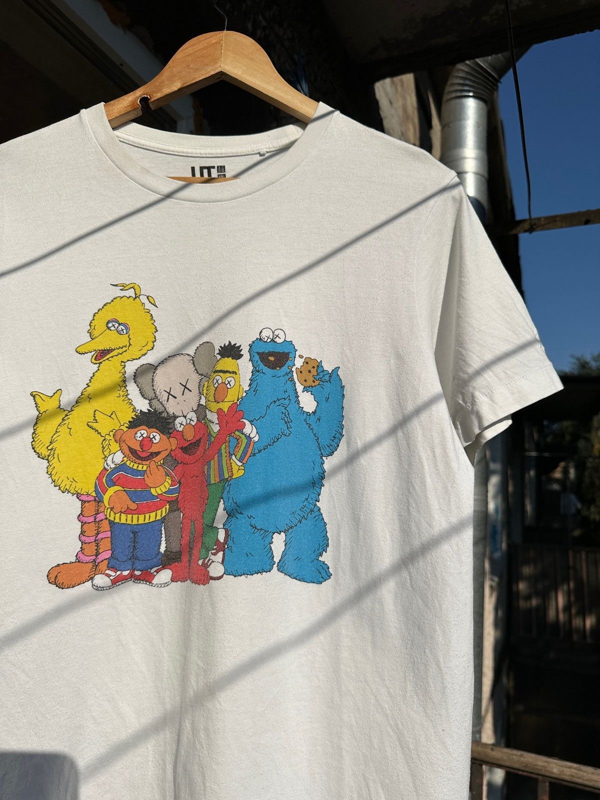 Kaws × Uniqlo Uniqlo x Kaws Sesame Street White T-Shirt Size US M / EU 48-50 / 2 - 3 Thumbnail
