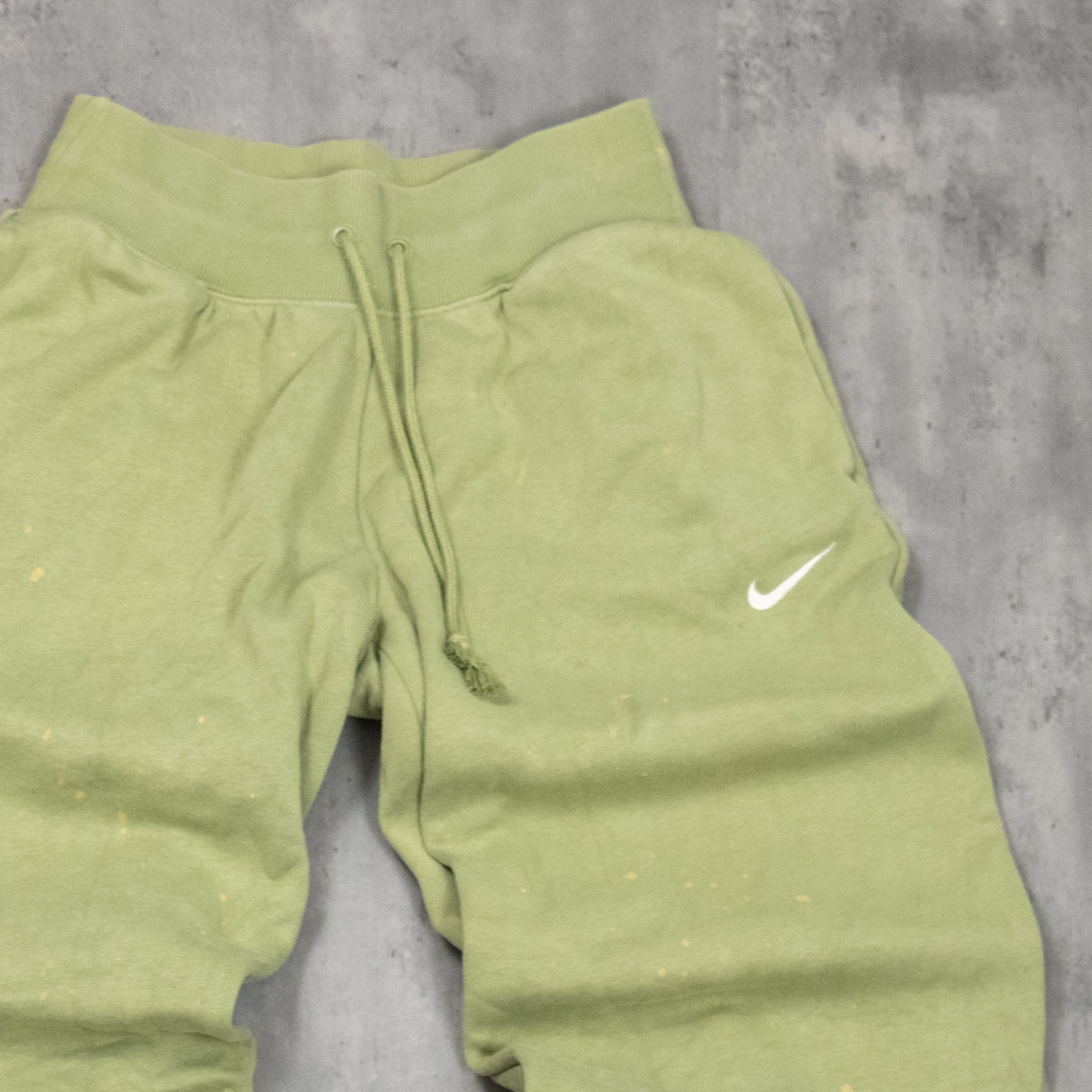 Nike Nike Bleached Sage Green Baggy Relax Fit Cuffed Sweat Pant's Size US 26 / EU 42 - 6 Thumbnail