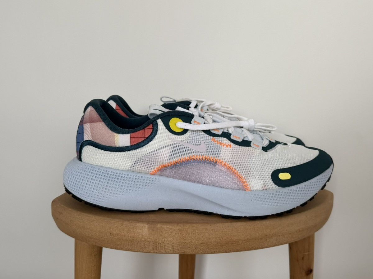 Nike NIKE REACT ESCAPE RUN 'SUMMIT WHITE REGAL PINK' Size US 11 / EU 44 - 4 Thumbnail