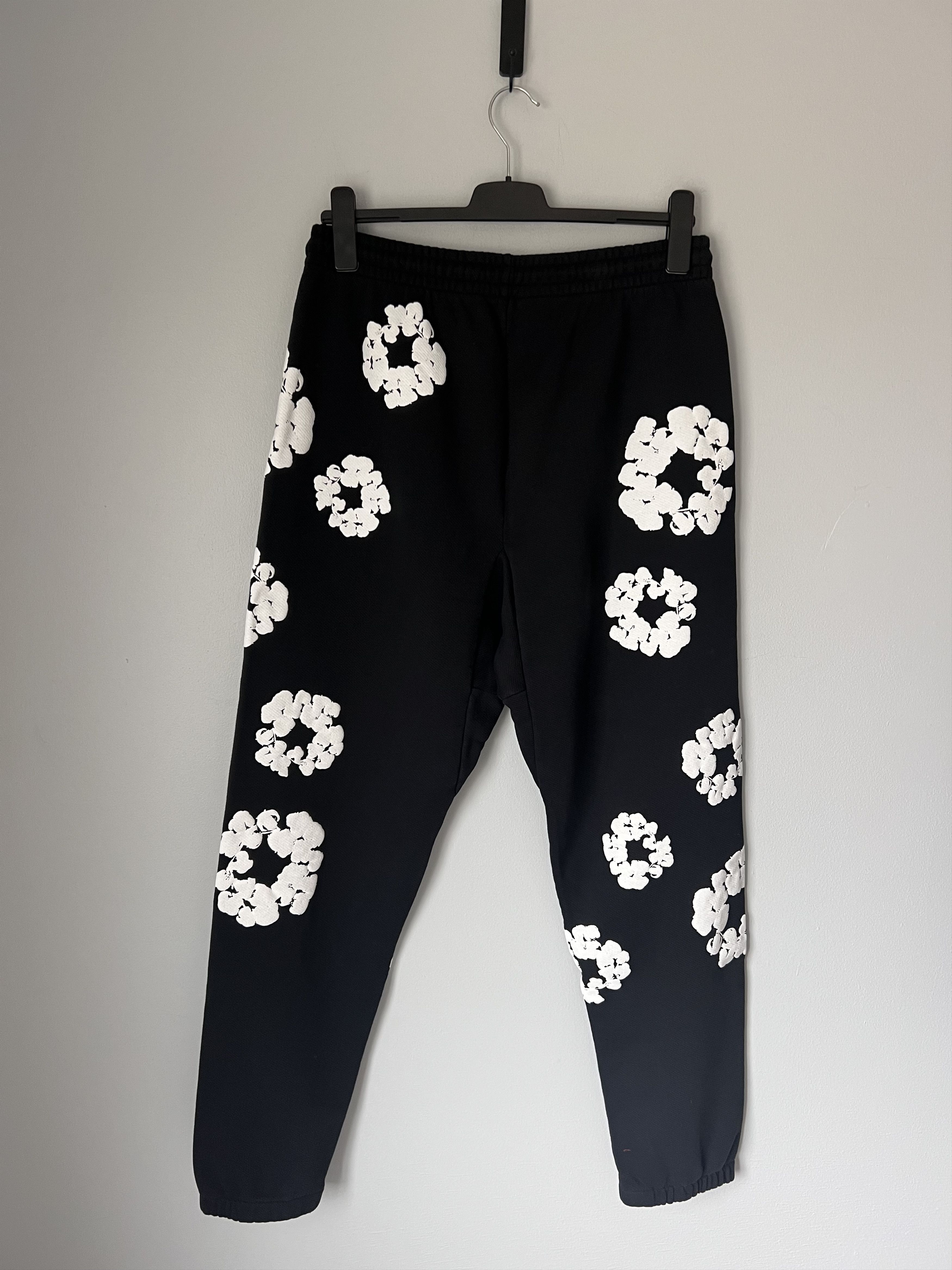 DENIM TEARS Denim Tears Cotton Wreath Sweatpants in Black Size US 34 / EU 50 - 5 Thumbnail