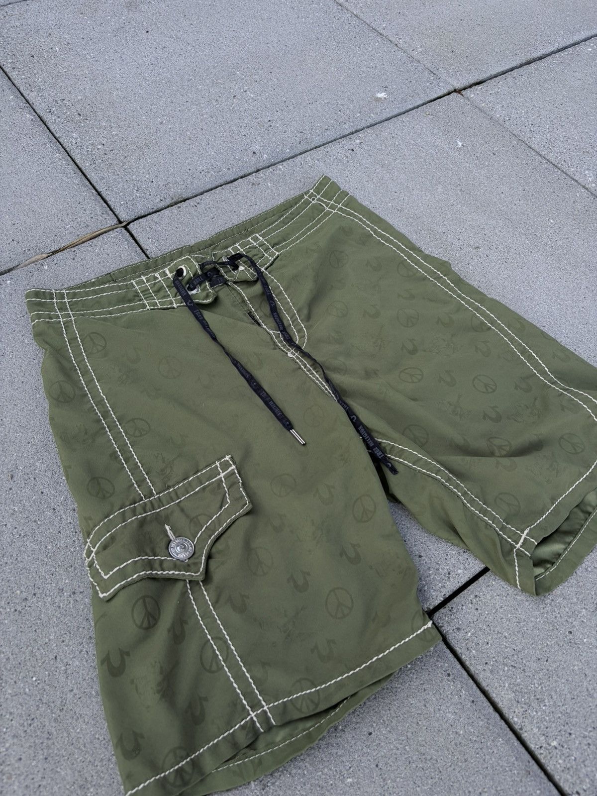 True Religion True Religion Monogram Shorts All Over Print Size US 32 / EU 48 - 2 Thumbnail