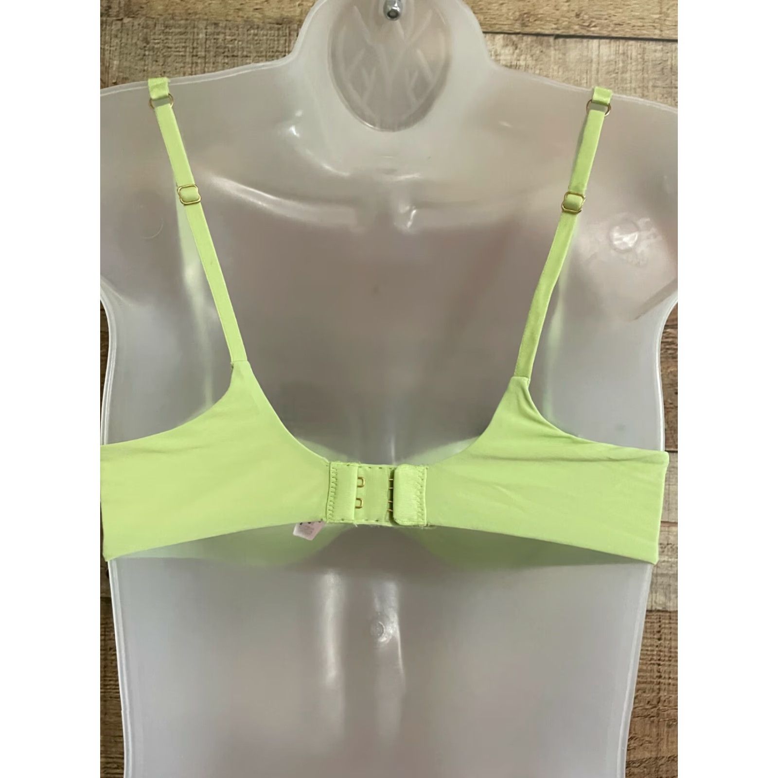 Victoria's Secret Victoria's Secret pushup bra size 34A Green lightly lined User: Victoria's Secret pushup bra size 34A Green lightly lined Size ONE SIZE - 2 Thumbnail