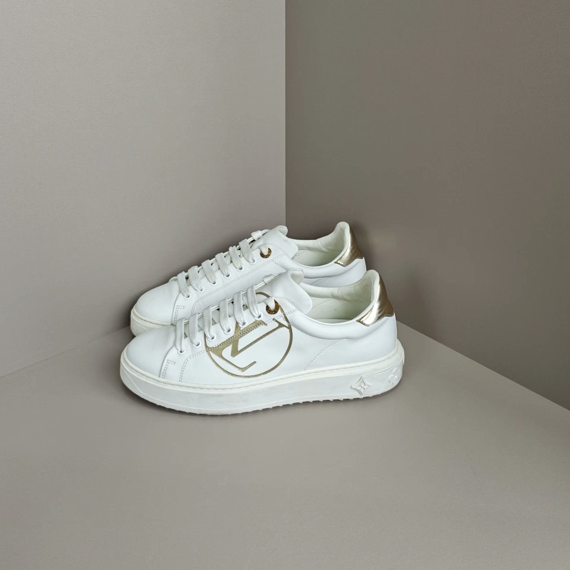 Louis Vuitton Louis Vuitton Lowtop Sneakers us_7 Women Size US 7 / IT 37 - 1 Thumbnail