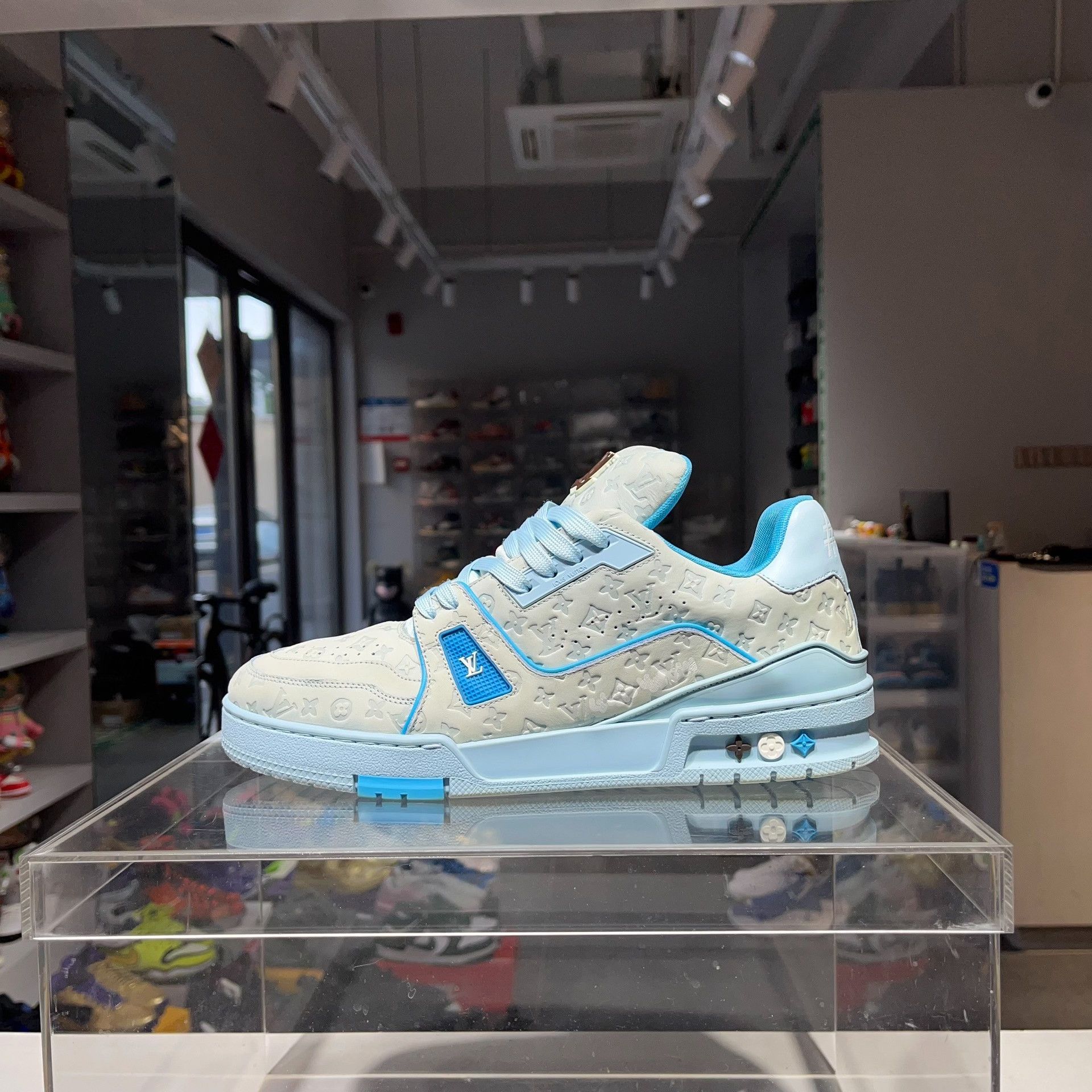 Louis Vuitton Louis Vuitton Training Blue Lowtop Sneakers 8 Men Size US 8 / EU 41 - 1 Thumbnail