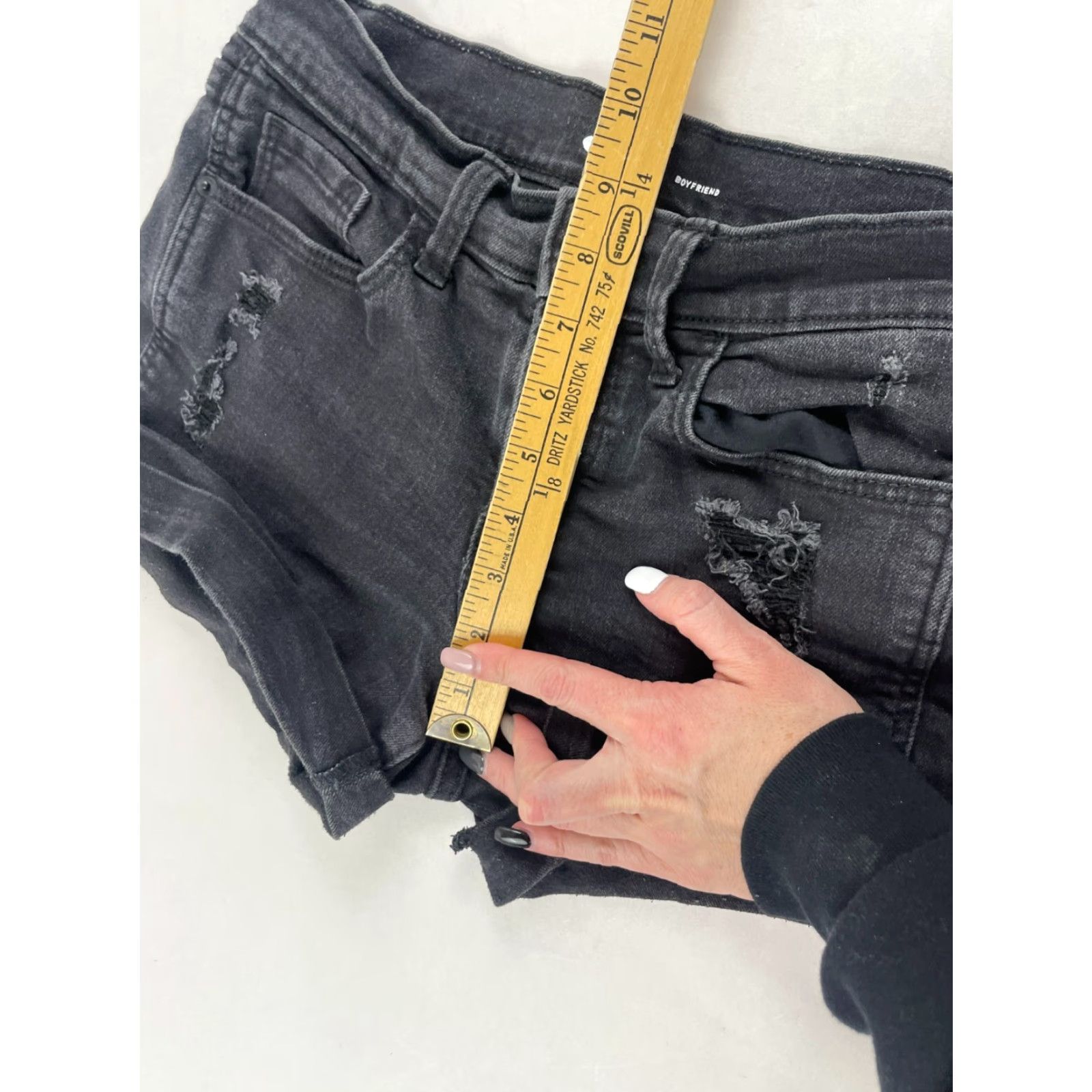 Old Navy Old Navy Shorts Women Black Denim Boyfriend Pockets Size 0 3 in Inseam Mid Rise Regular Size 26" / US 2 / IT 38 - 4 Thumbnail